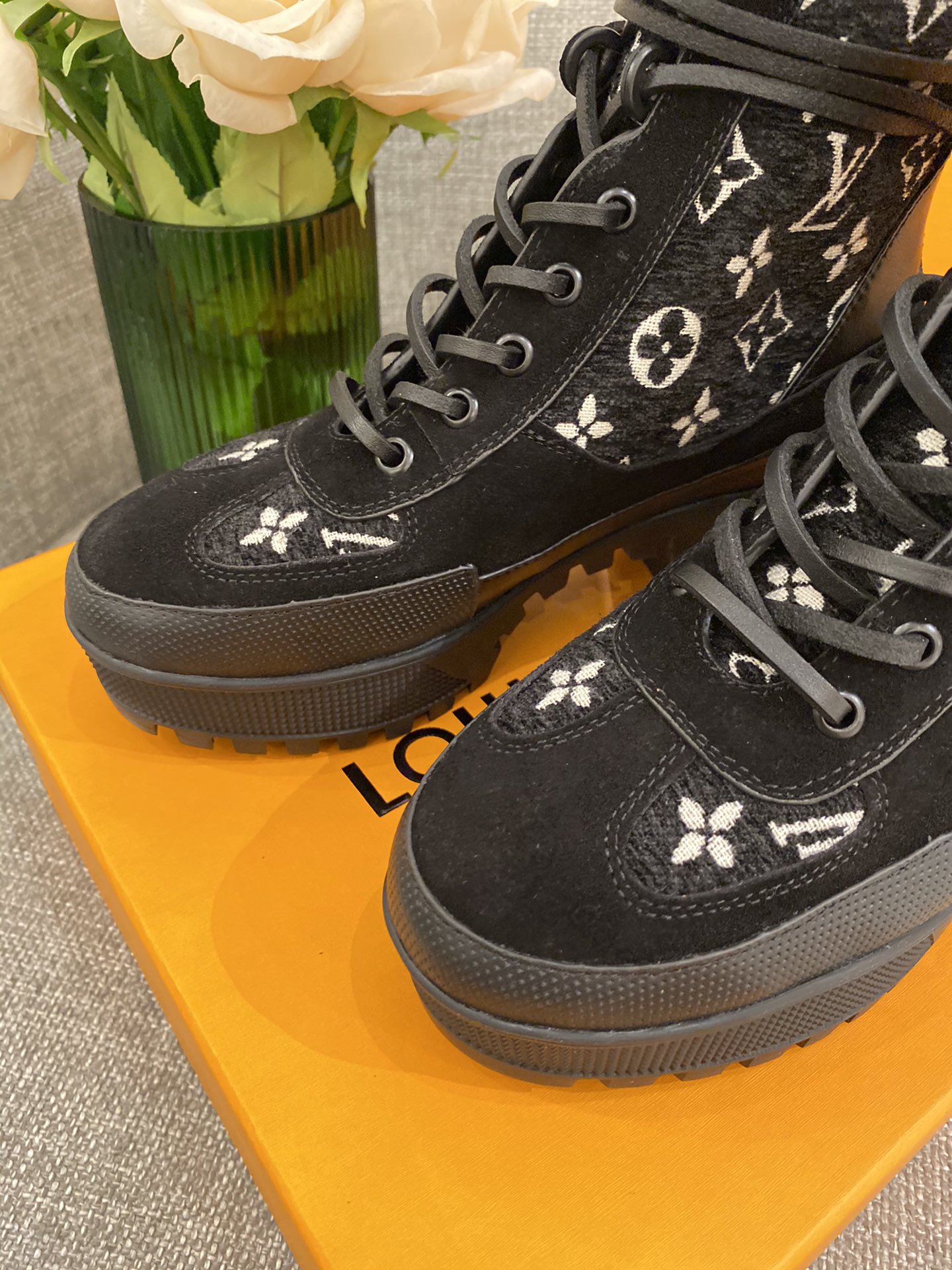 l**is V*t*n boots