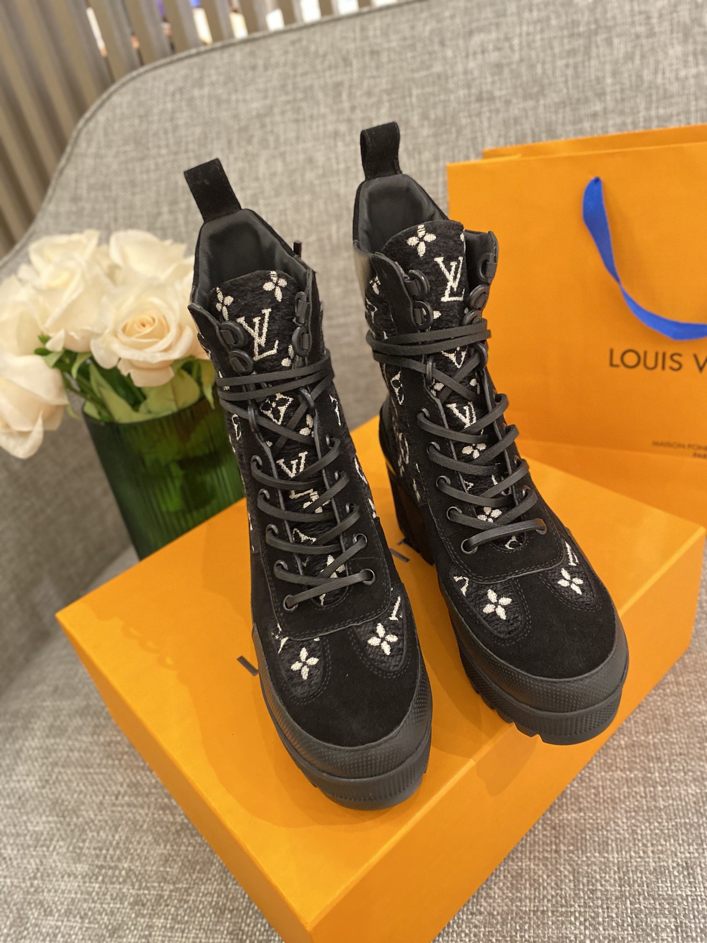 l**is V*t*n boots