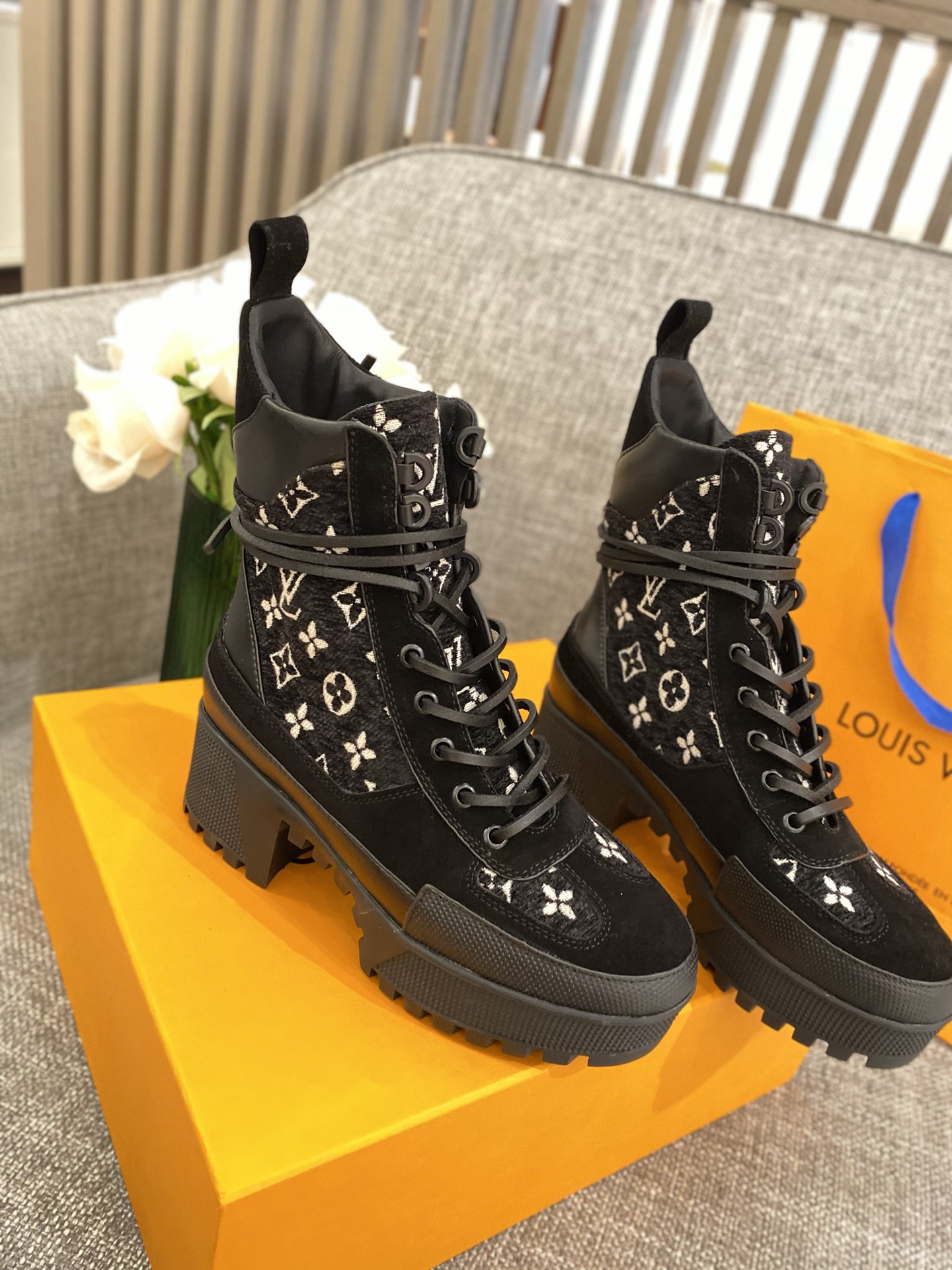 l**is V*t*n boots