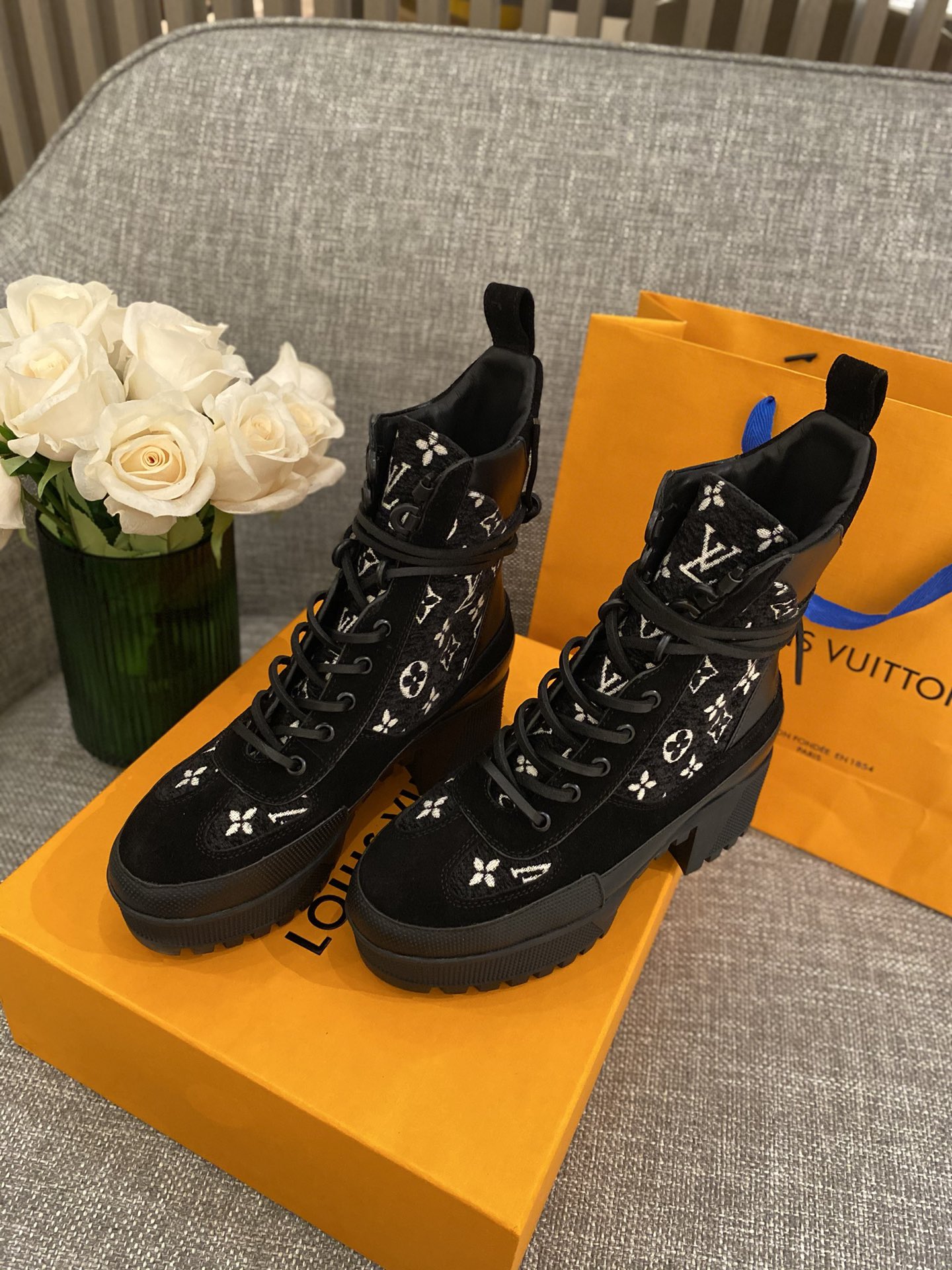 l**is V*t*n boots