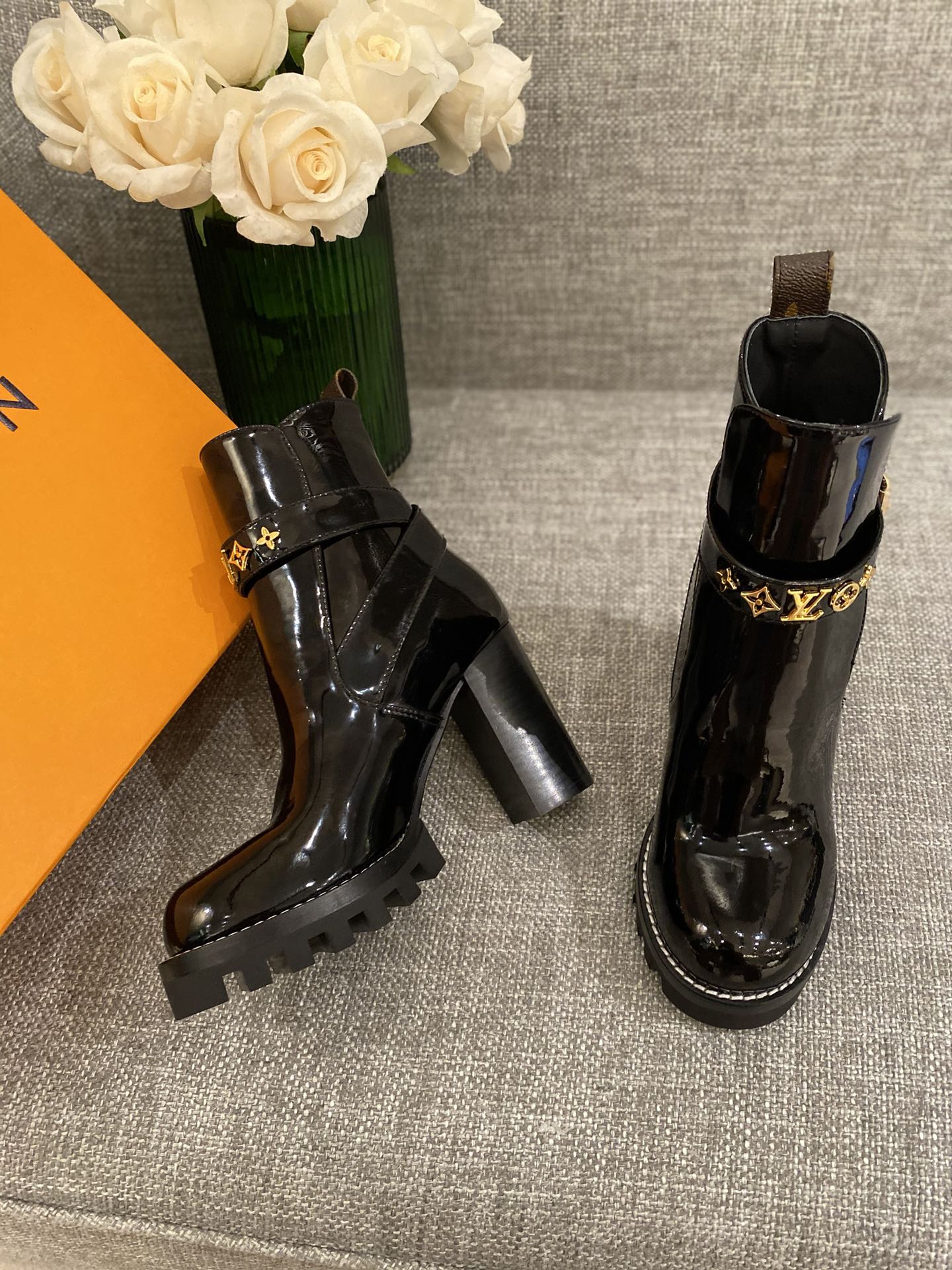 l**is V*t*n boots