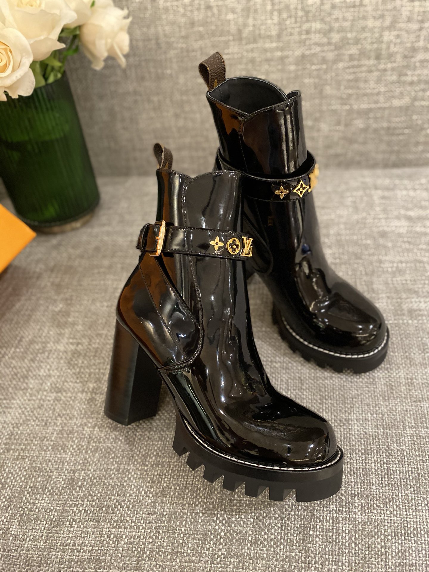 l**is V*t*n boots