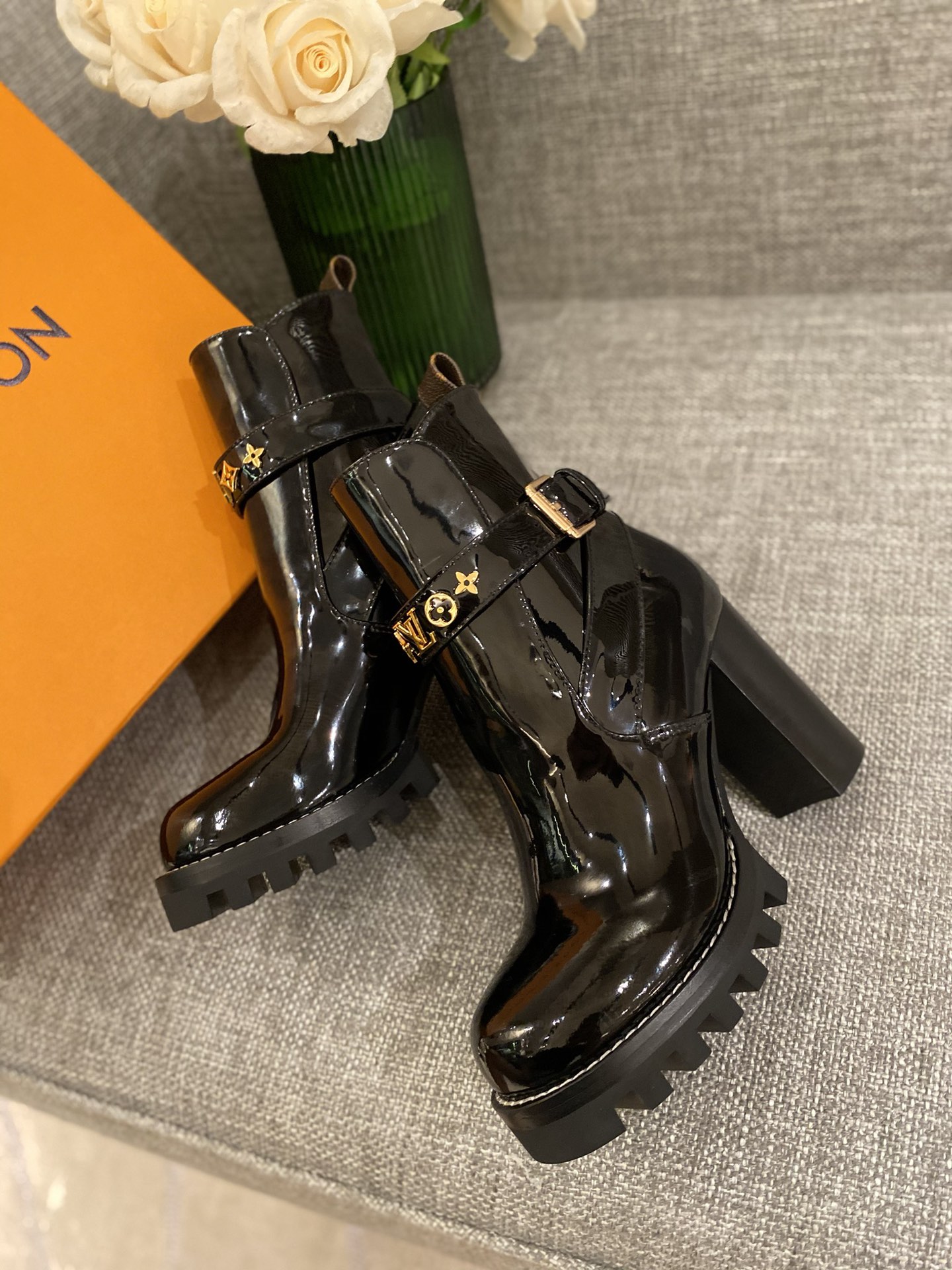 l**is V*t*n boots