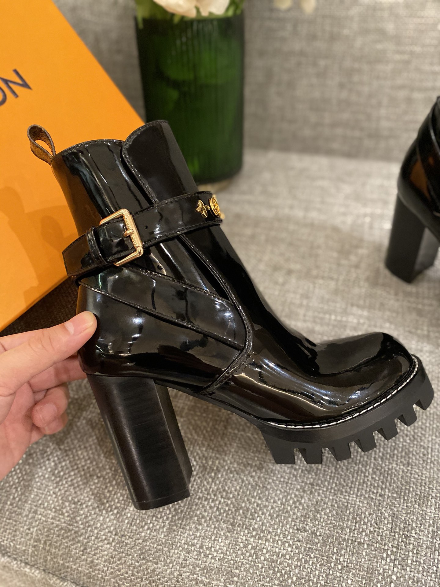l**is V*t*n boots