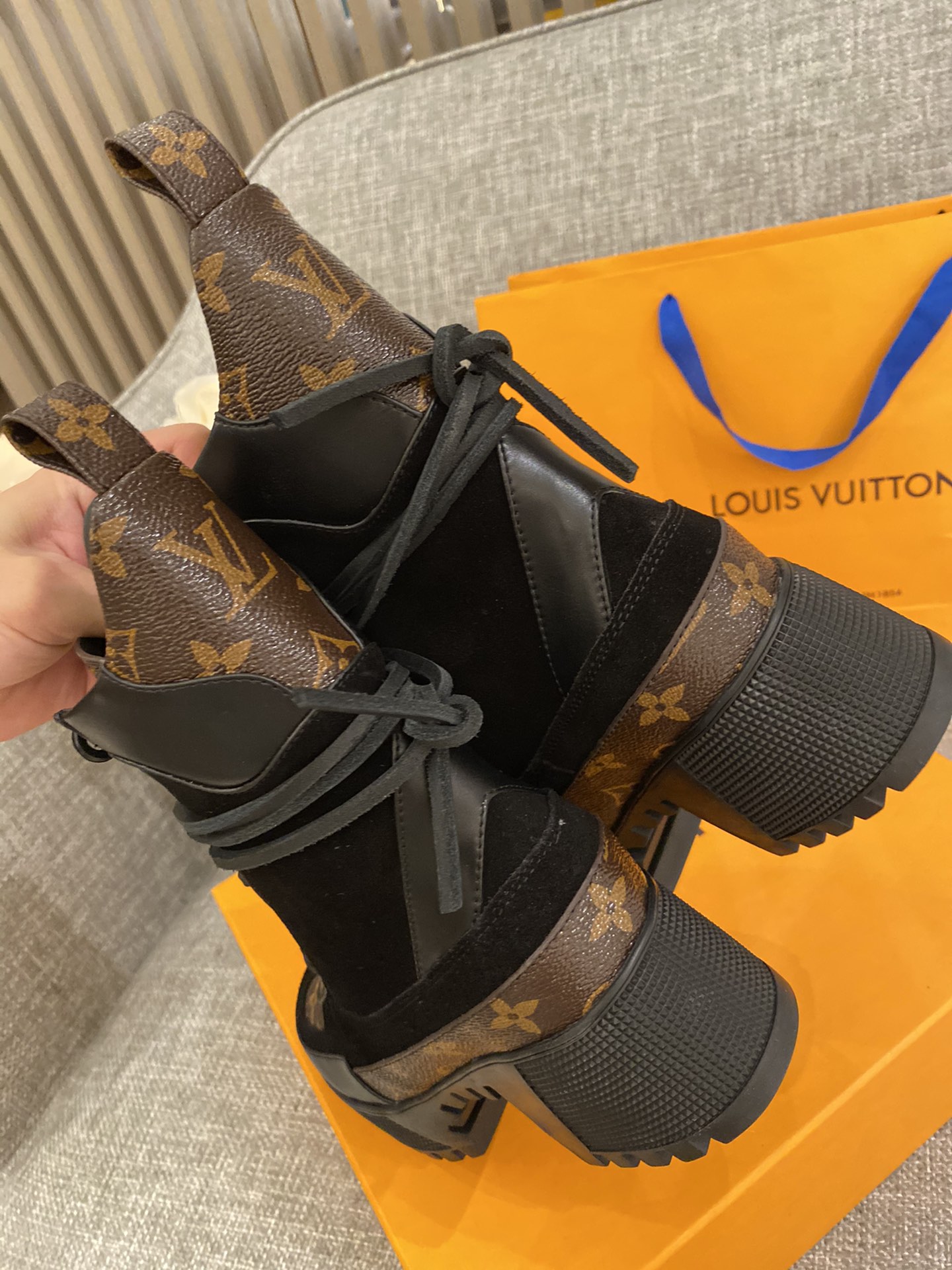 l**is V*t*n boots