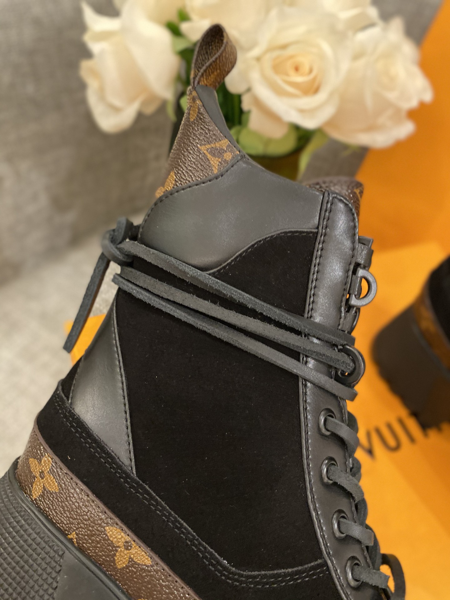 l**is V*t*n boots