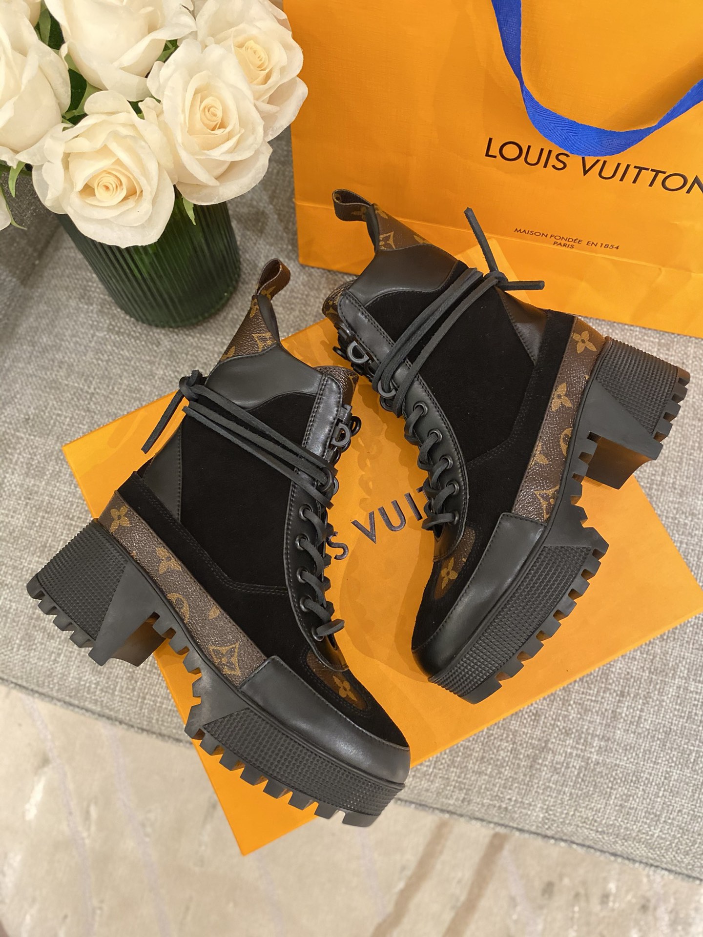 l**is V*t*n boots