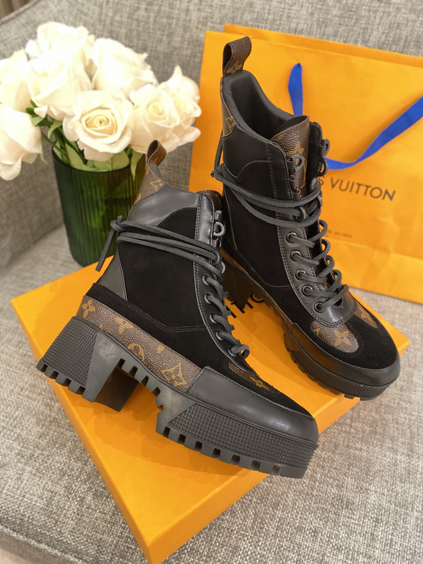 l**is V*t*n boots