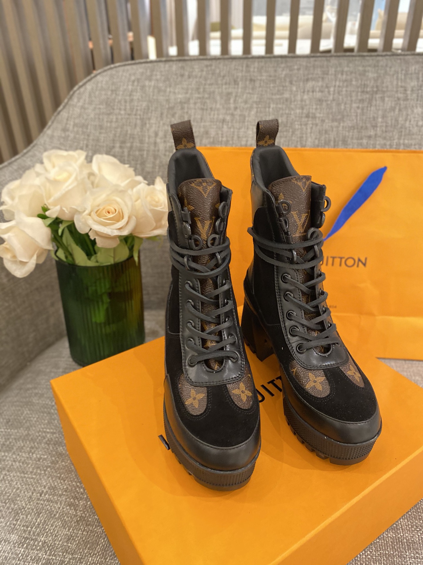 l**is V*t*n boots