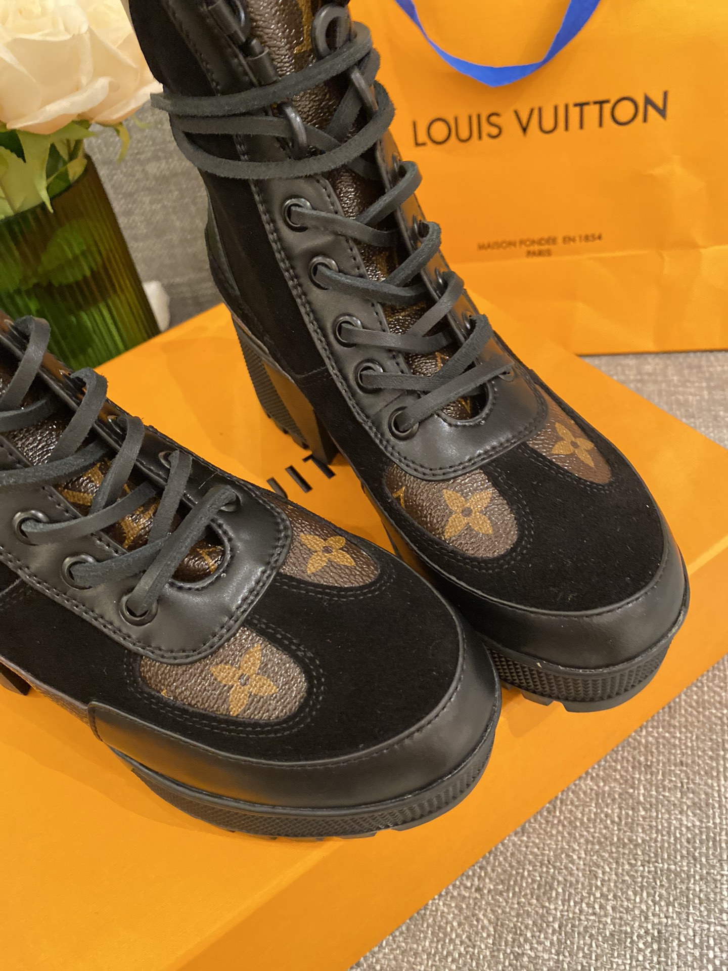 l**is V*t*n boots