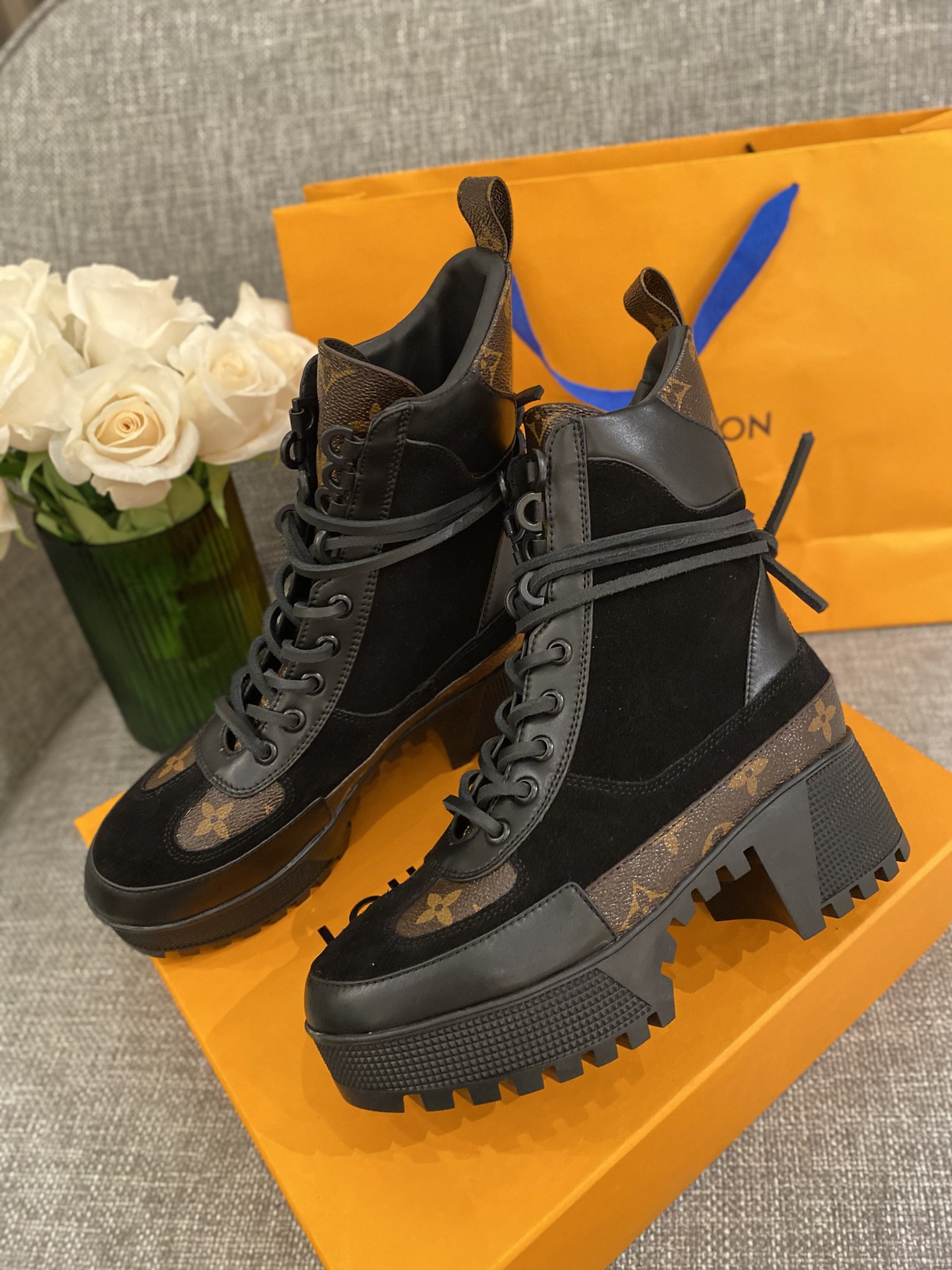 l**is V*t*n boots