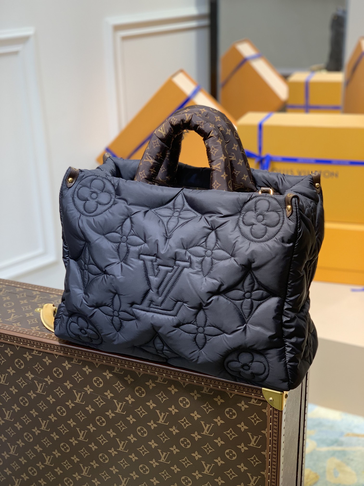 l**is V*t*n onthego handbag-41*34*19cm