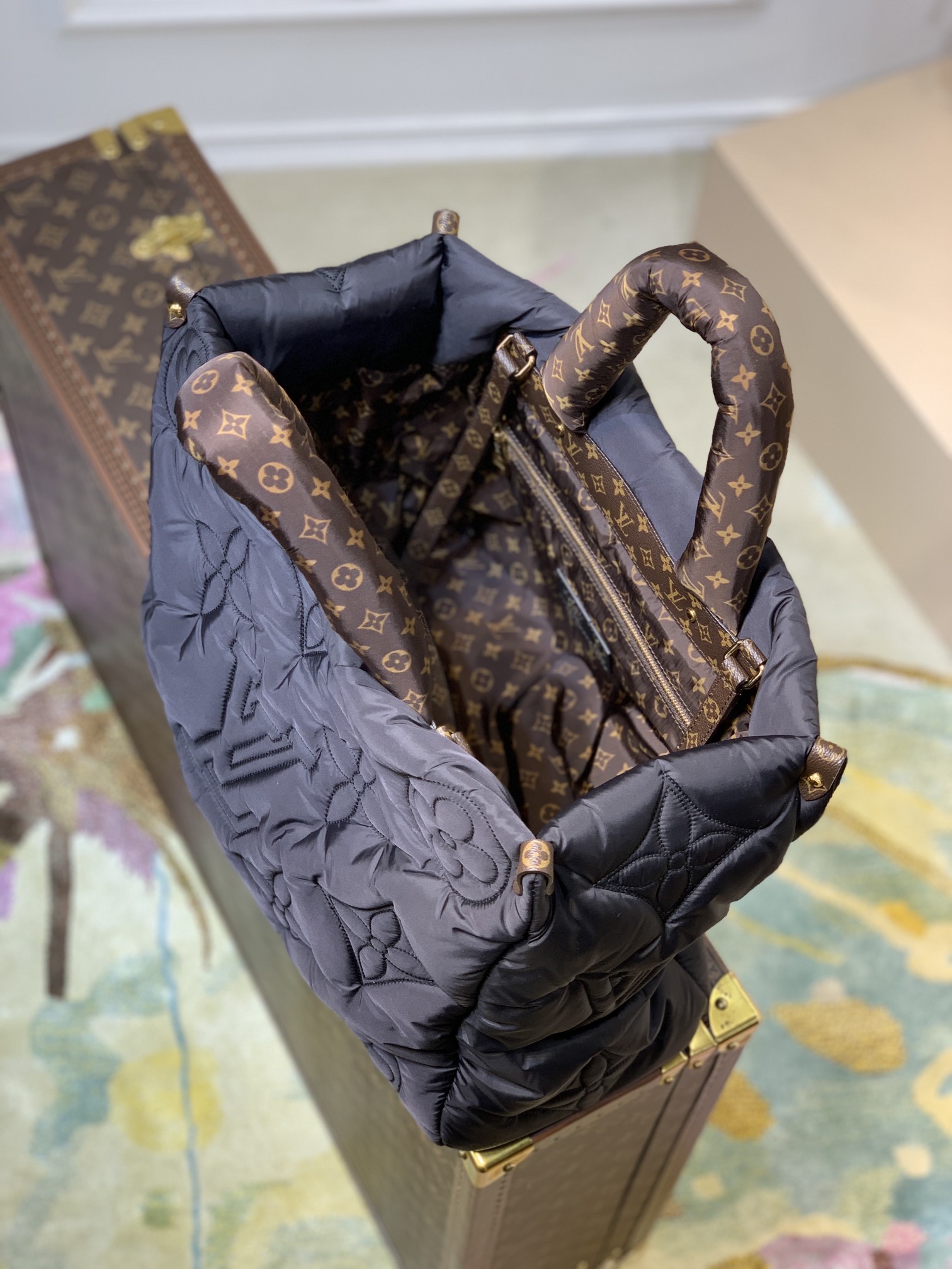 l**is V*t*n onthego handbag-41*34*19cm