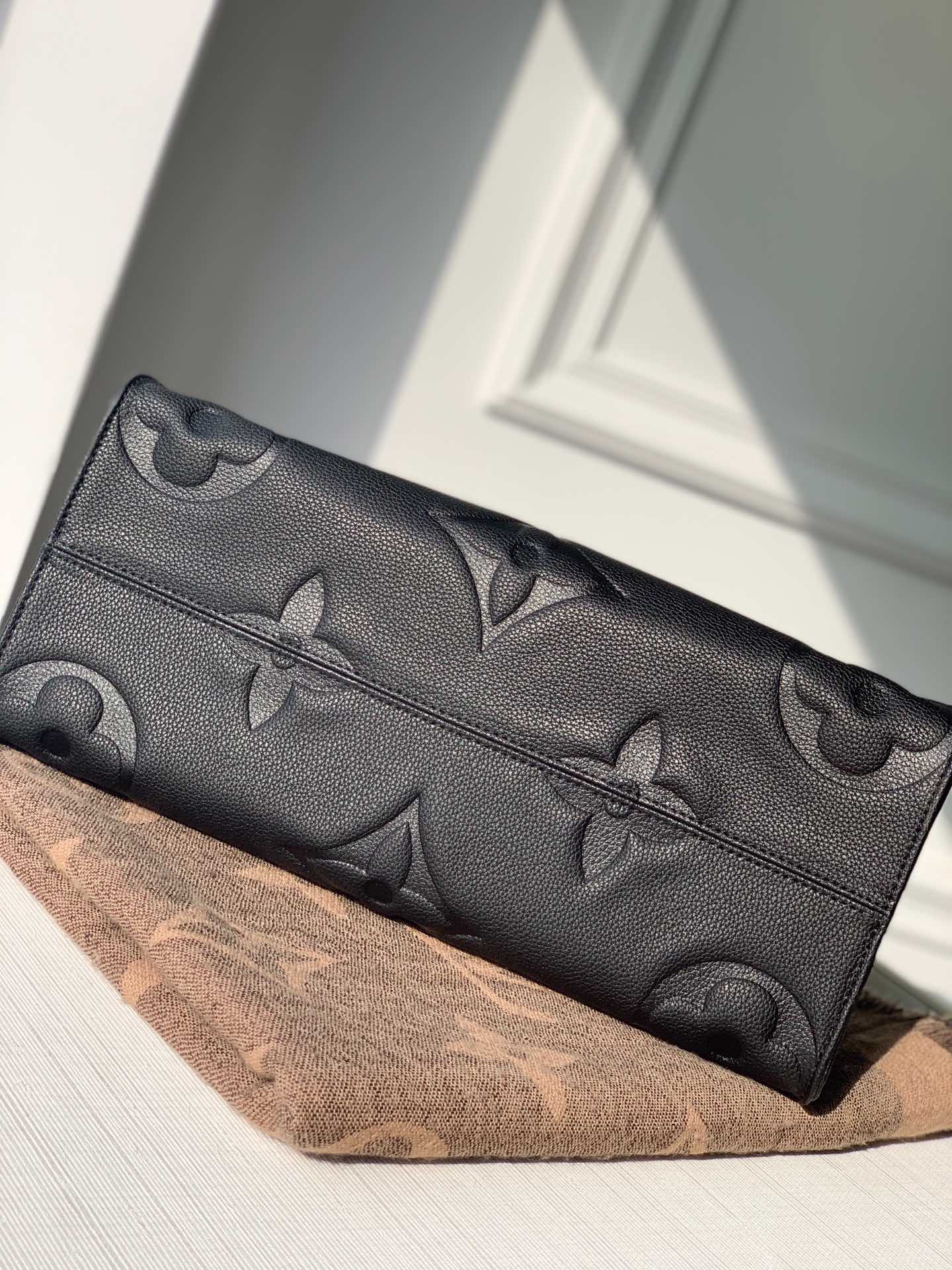 l**is V*t*n onthego handbag-35*28*15cm