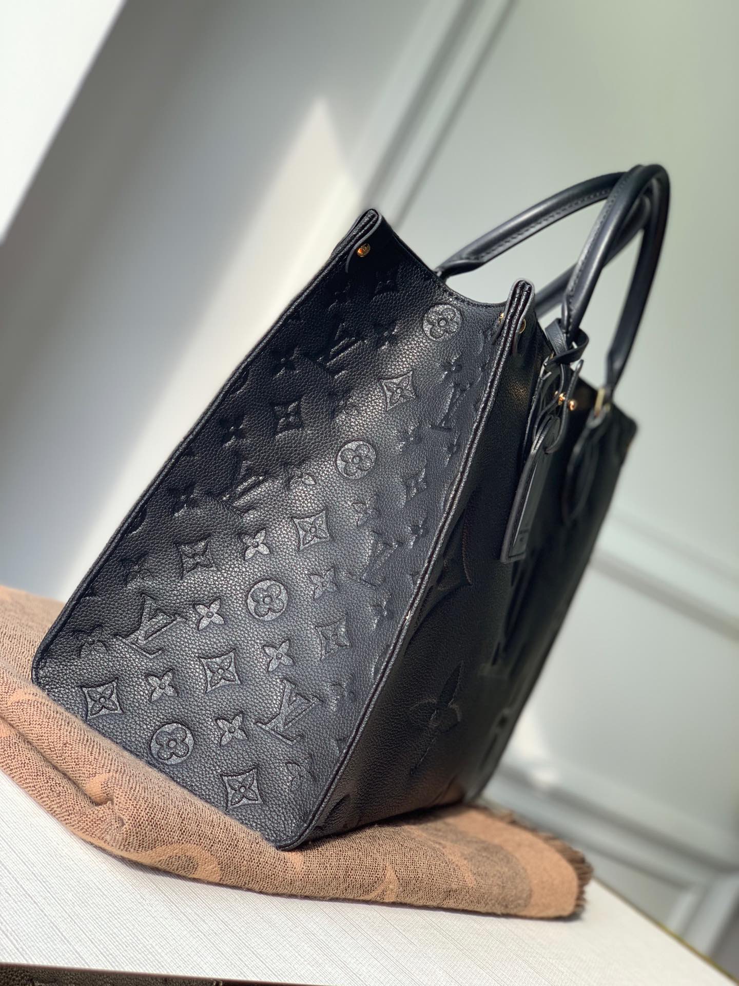l**is V*t*n onthego handbag-35*28*15cm
