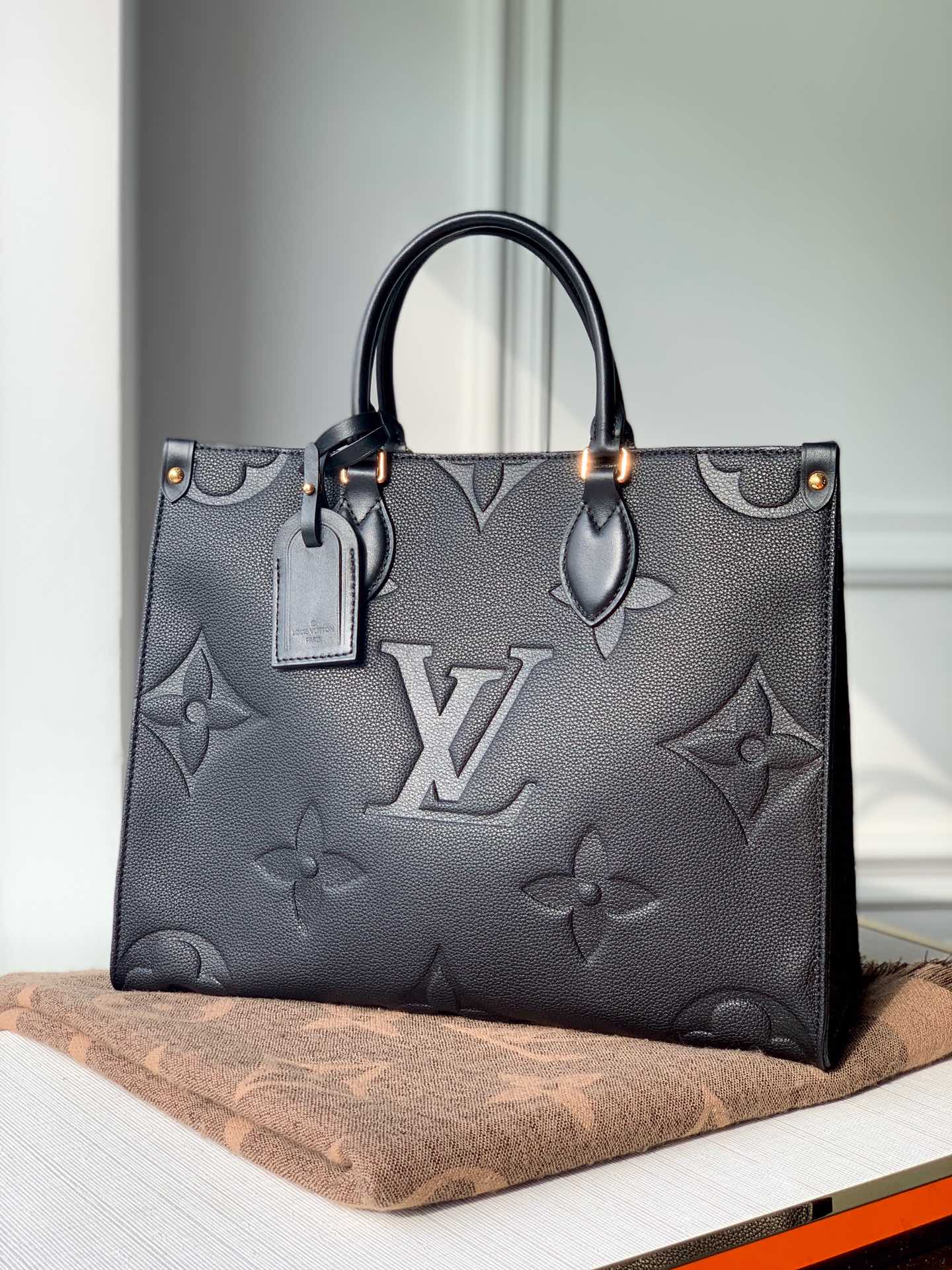 l**is V*t*n onthego handbag-35*28*15cm