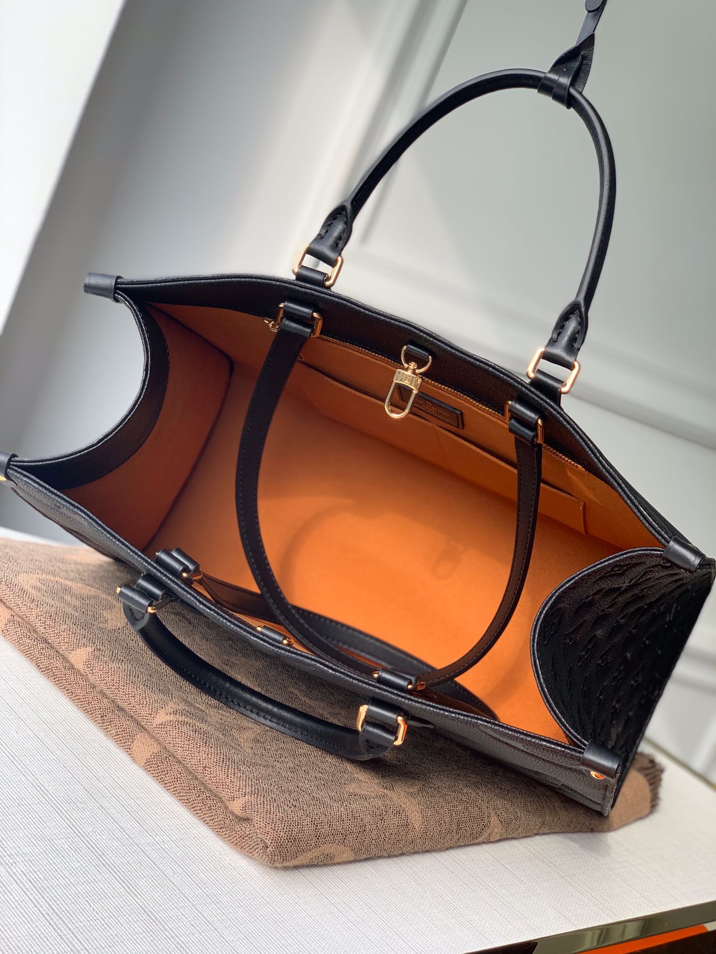 l**is V*t*n onthego handbag-35*28*15cm