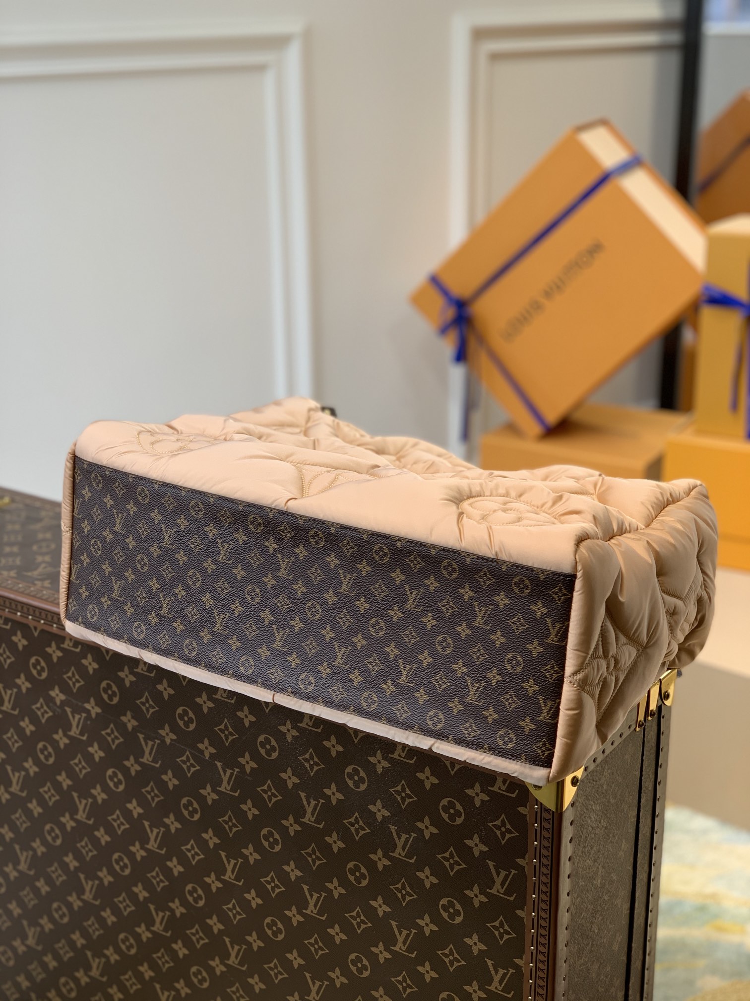 l**is V*t*n onthego handbag-41*34*19cm