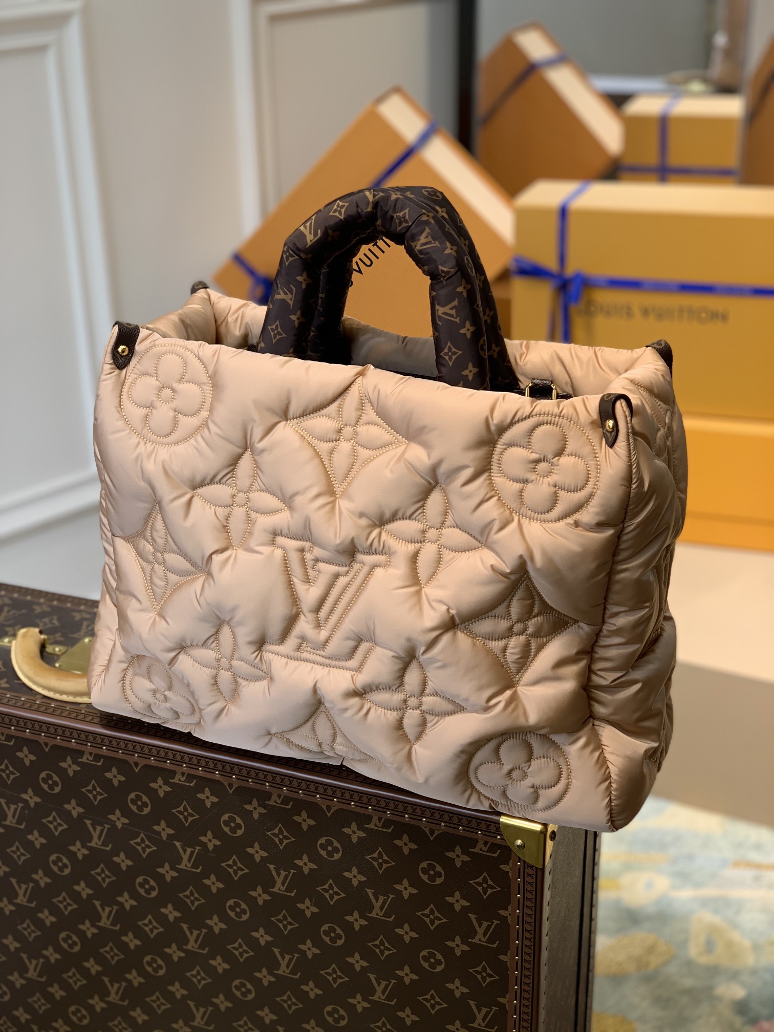 l**is V*t*n onthego handbag-41*34*19cm