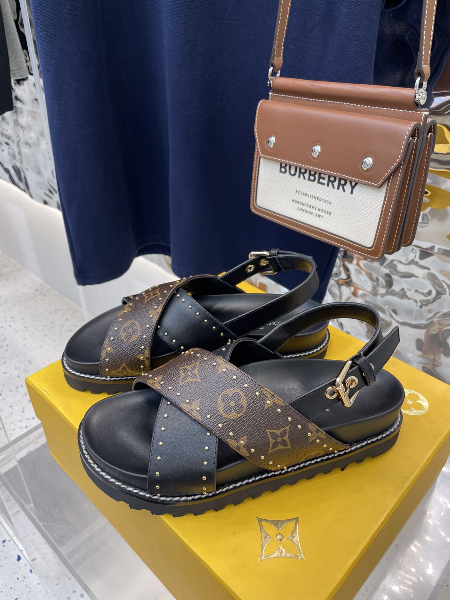 l**is V*t*n sandals