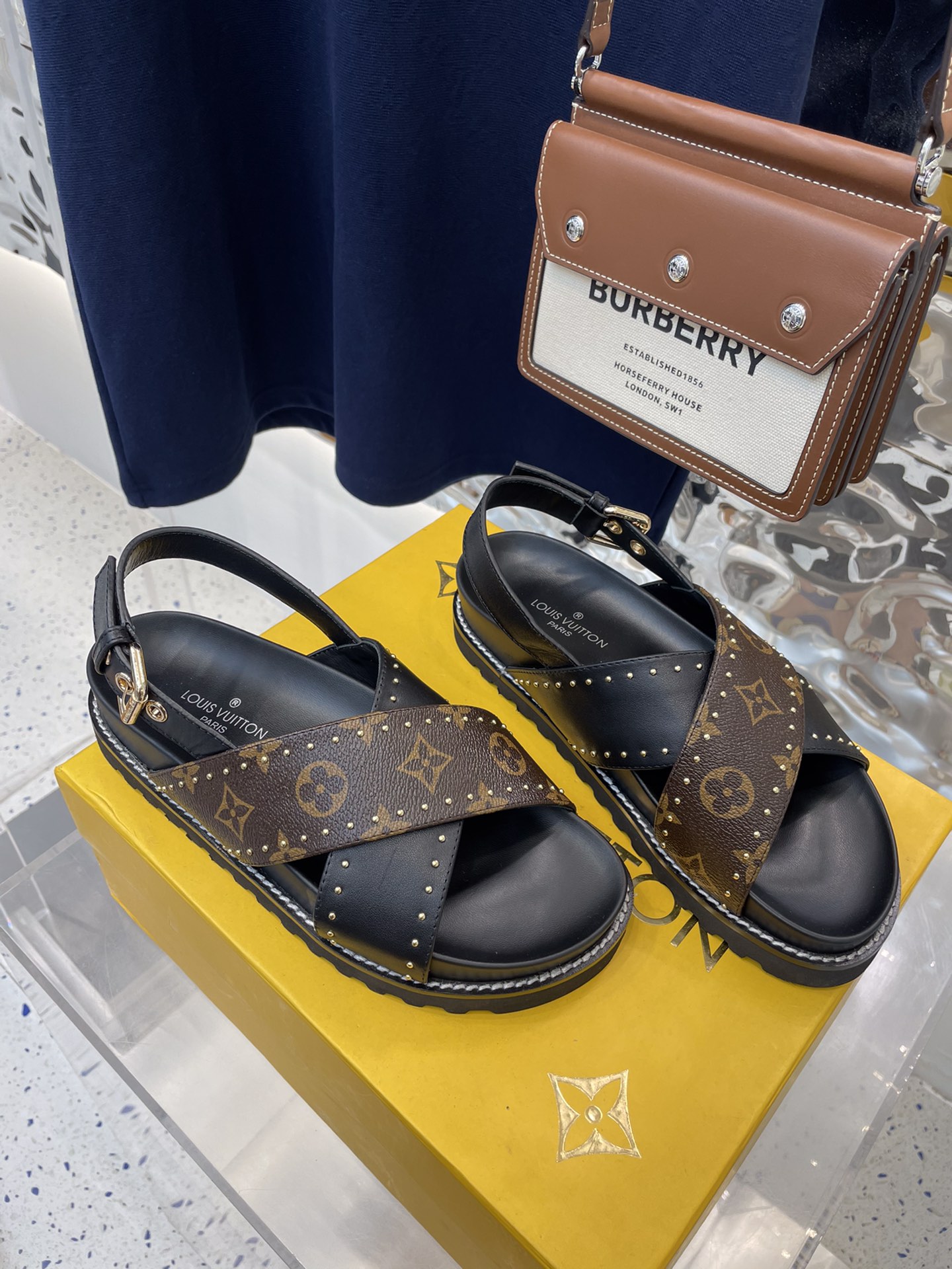 l**is V*t*n sandals