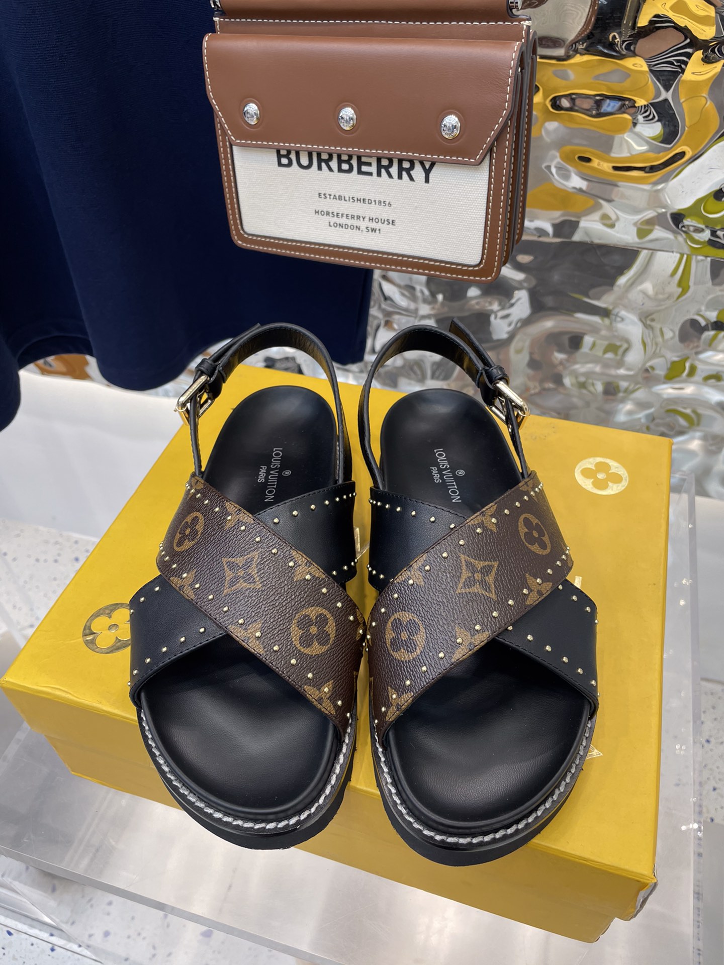 l**is V*t*n sandals