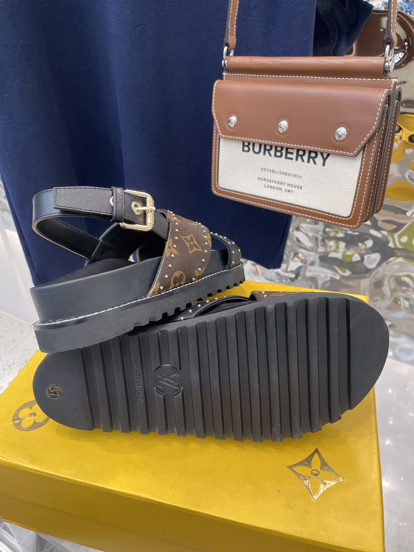 l**is V*t*n sandals