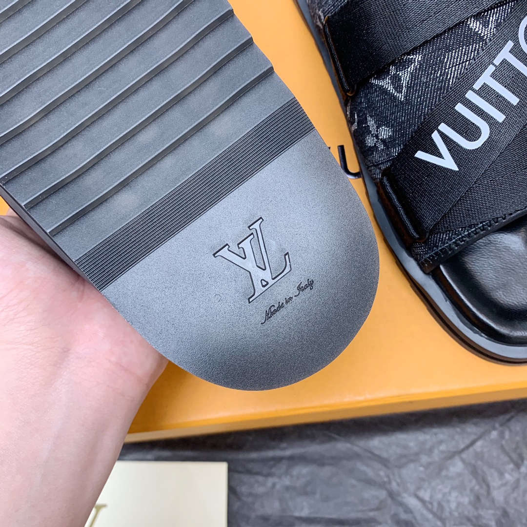 l**is V*t*n sandals