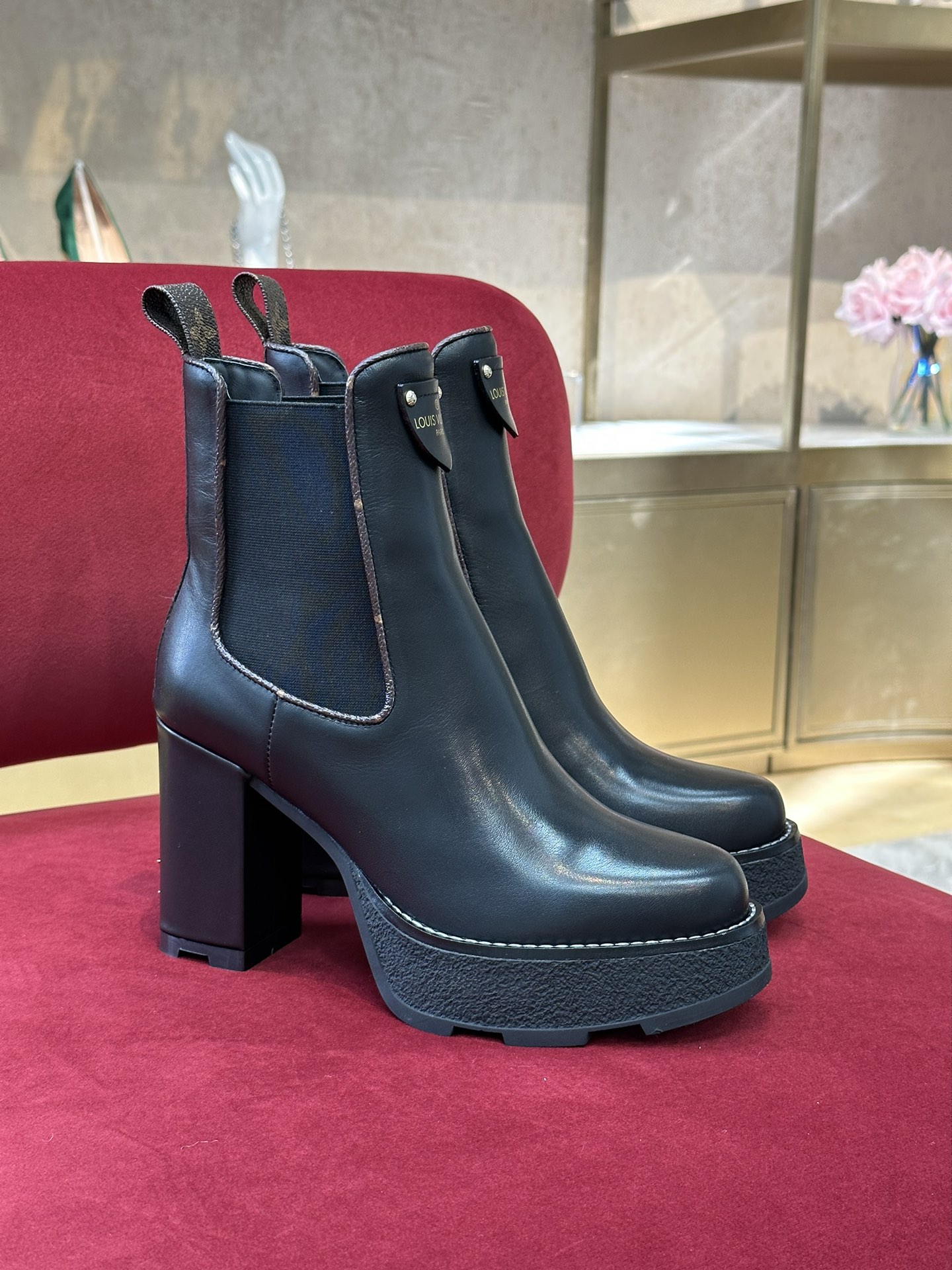 l**is V*t*n boots