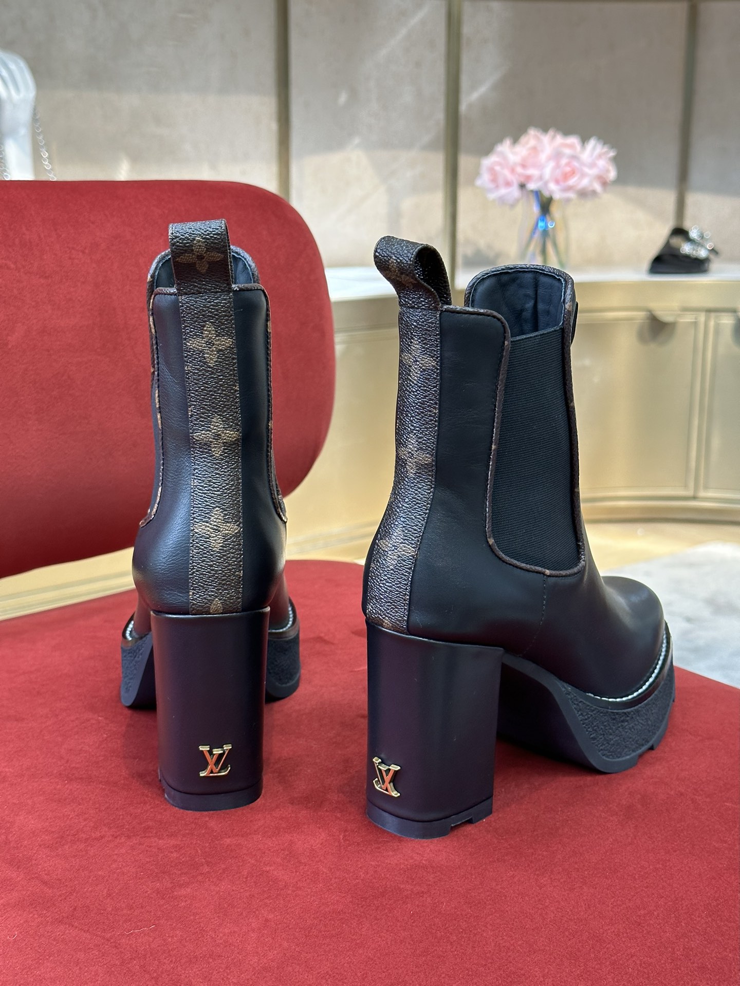 l**is V*t*n boots