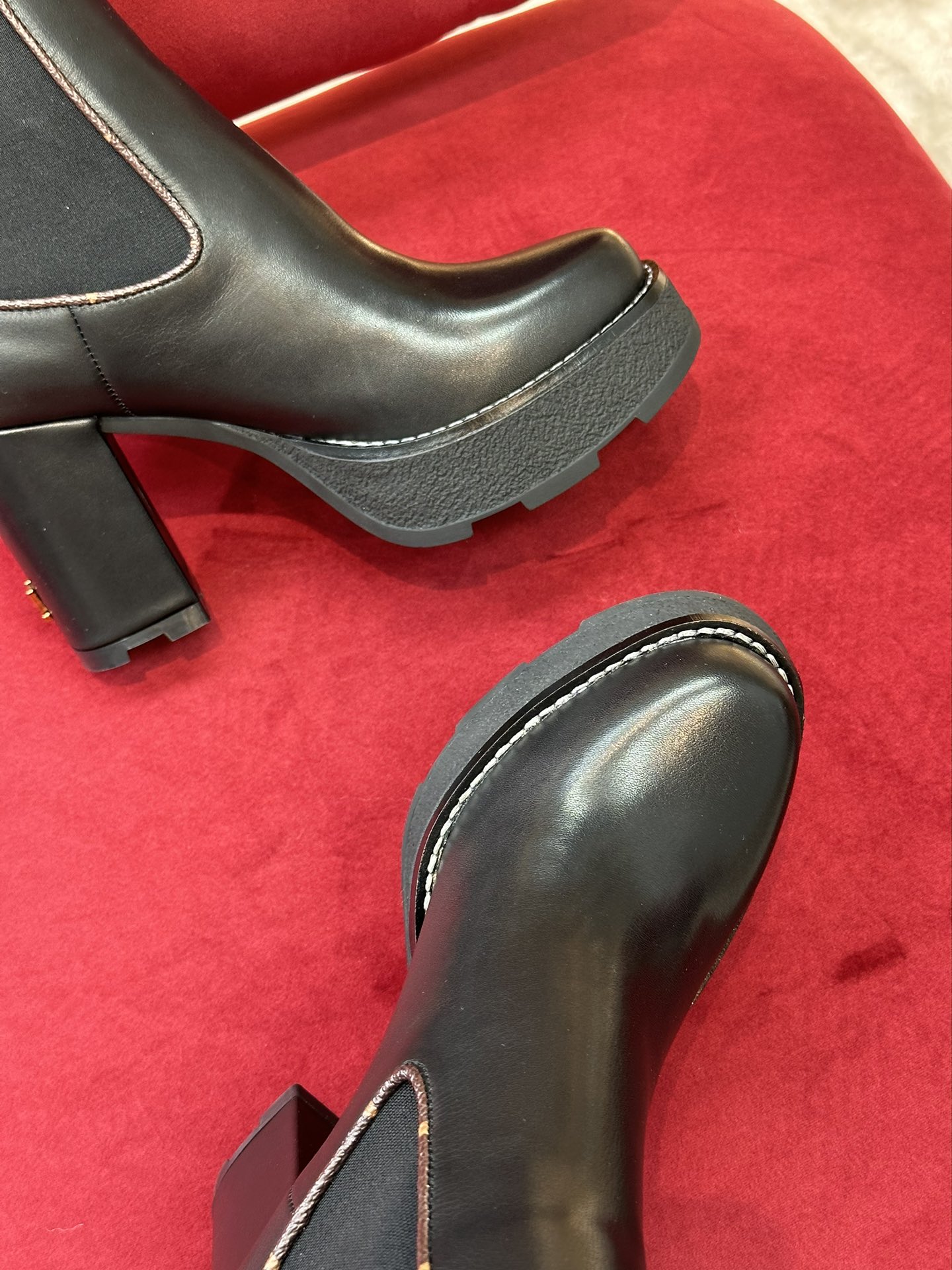 l**is V*t*n boots