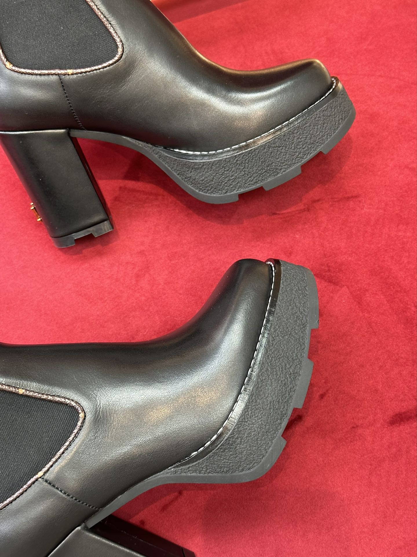 l**is V*t*n boots