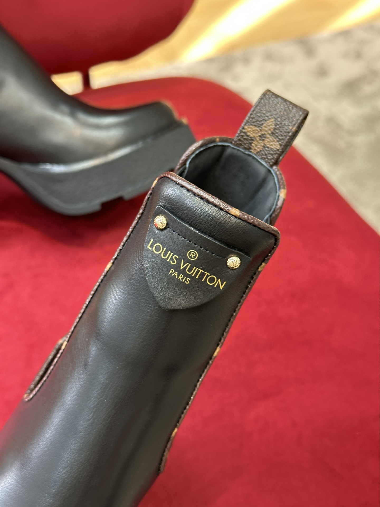 l**is V*t*n boots