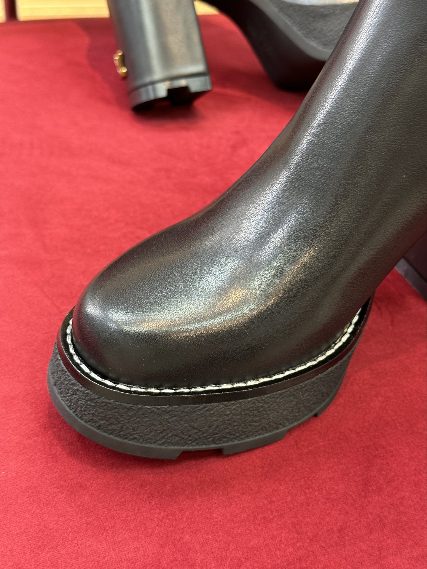 l**is V*t*n boots