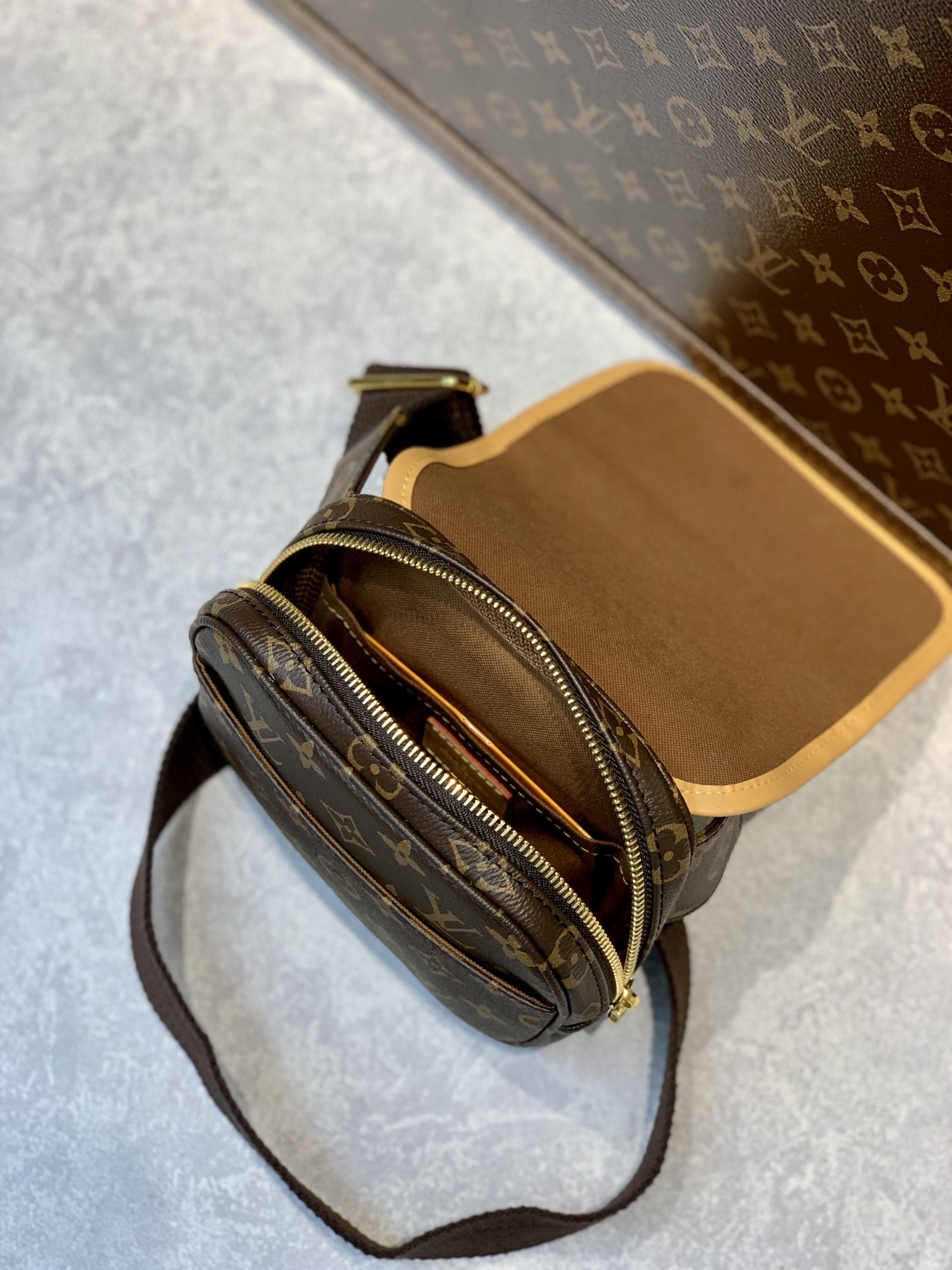 l**is V*t*n m40106 vintage bag-18×4×16cm
