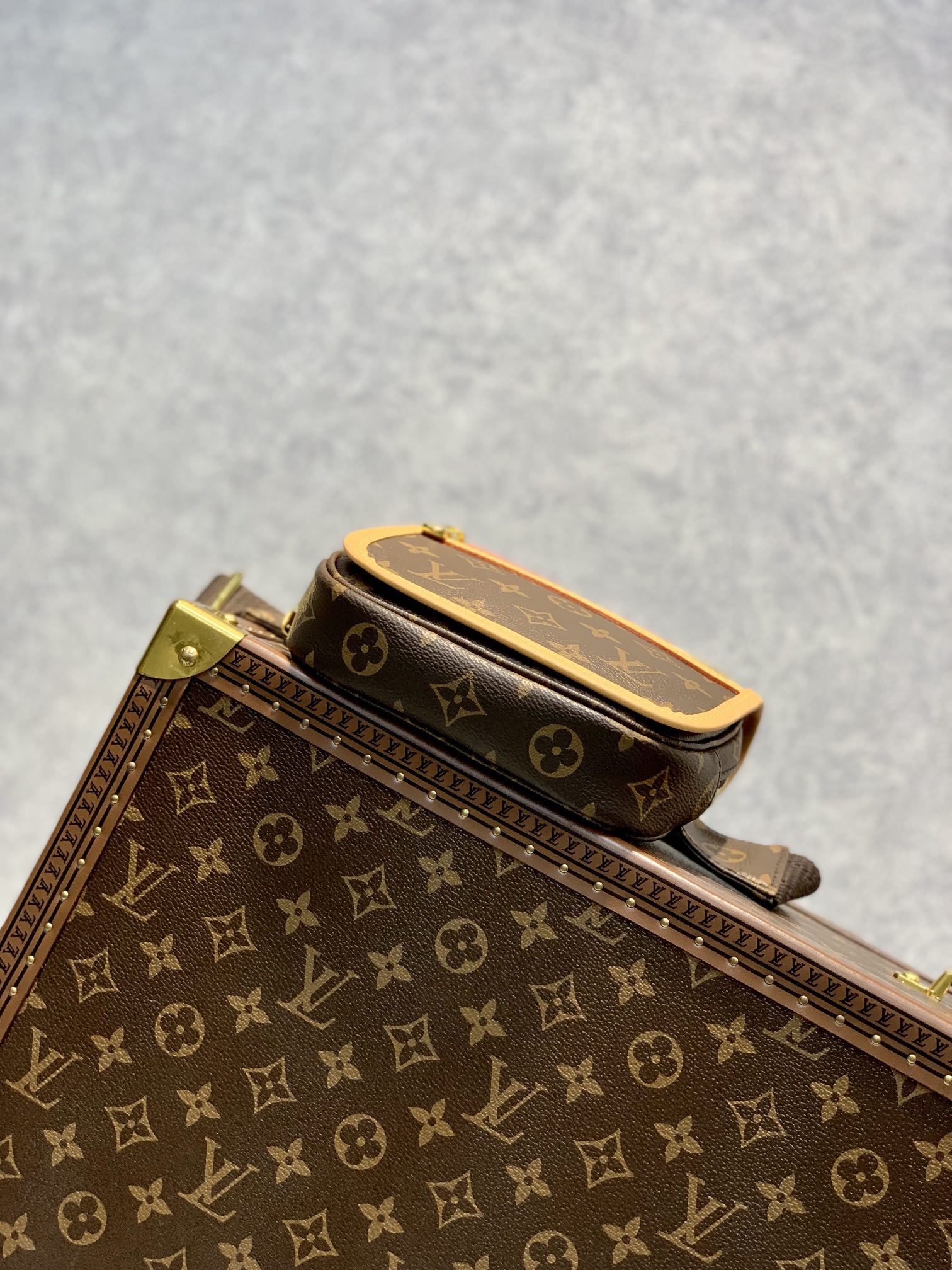 l**is V*t*n m40106 vintage bag-18×4×16cm