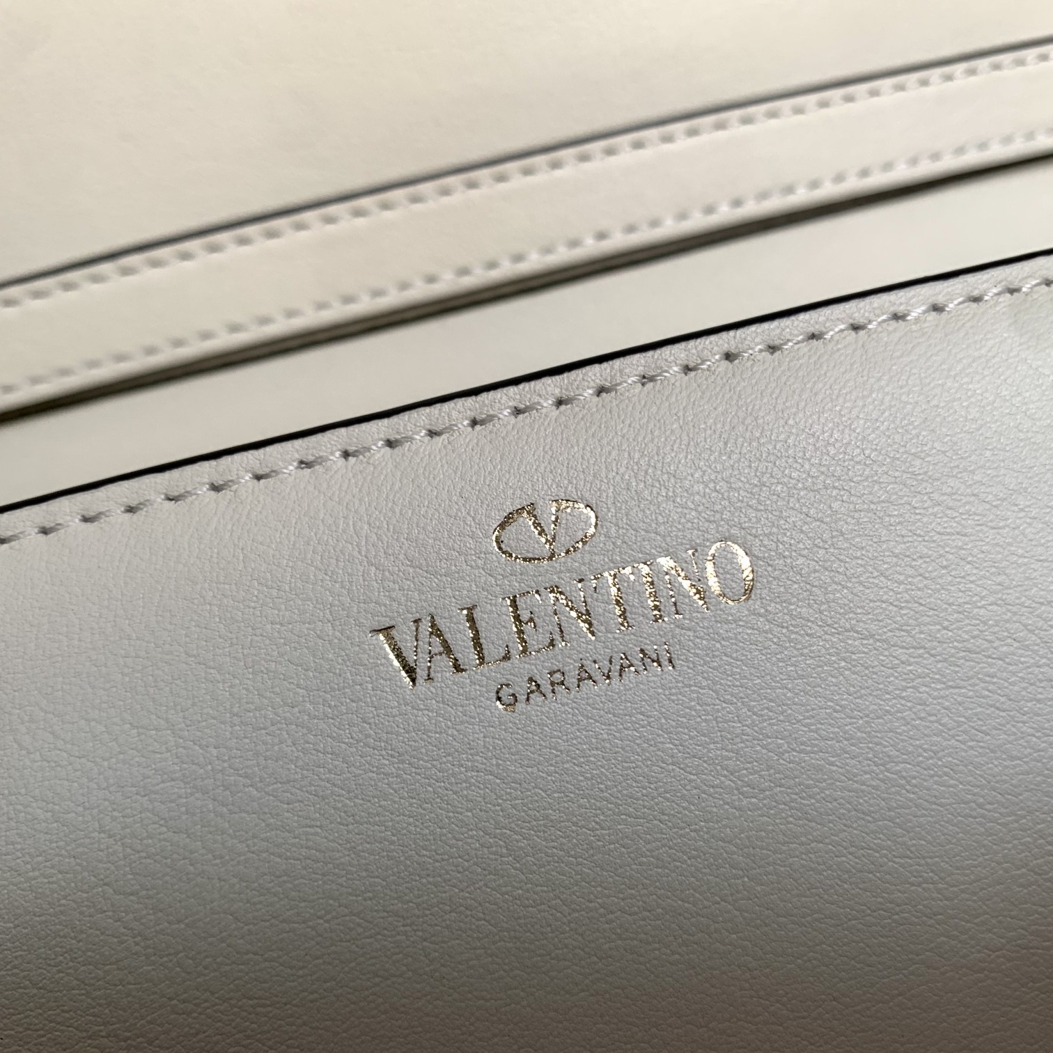 Valentino Garavani Locò Shoulder Bbag In Calfskin With Metallic VLogo-27*13*6CM