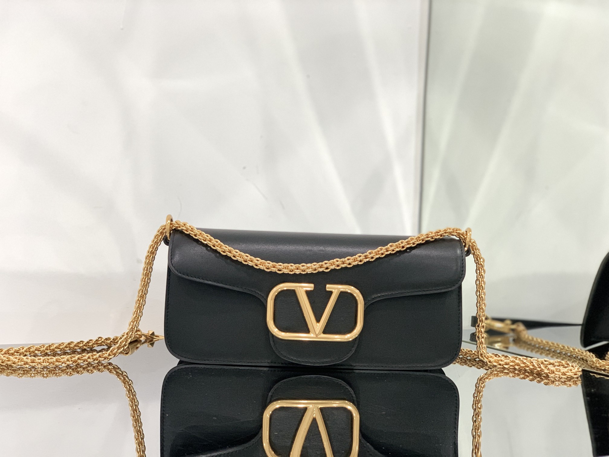 Valentino Garavani Locò Shoulder Bbag In Calfskin With Metallic VLogo-27*13*6CM