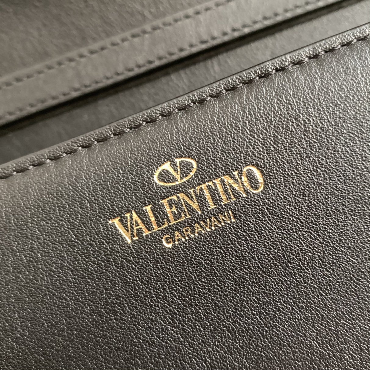 Valentino Garavani Locò Shoulder Bbag In Calfskin With Metallic VLogo-27*13*6CM
