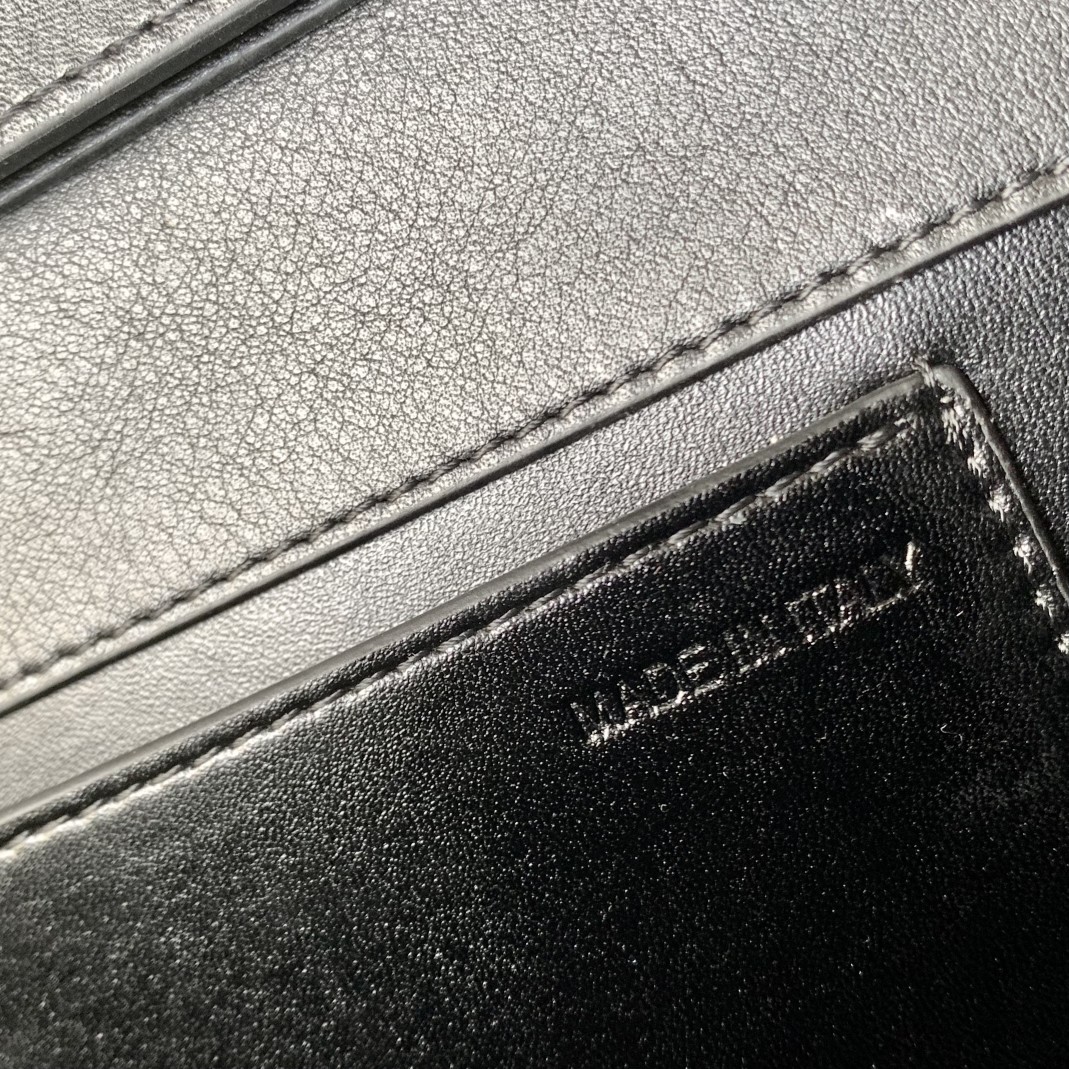 Valentino Garavani Locò Shoulder Bbag In Calfskin With Metallic VLogo-27*13*6CM