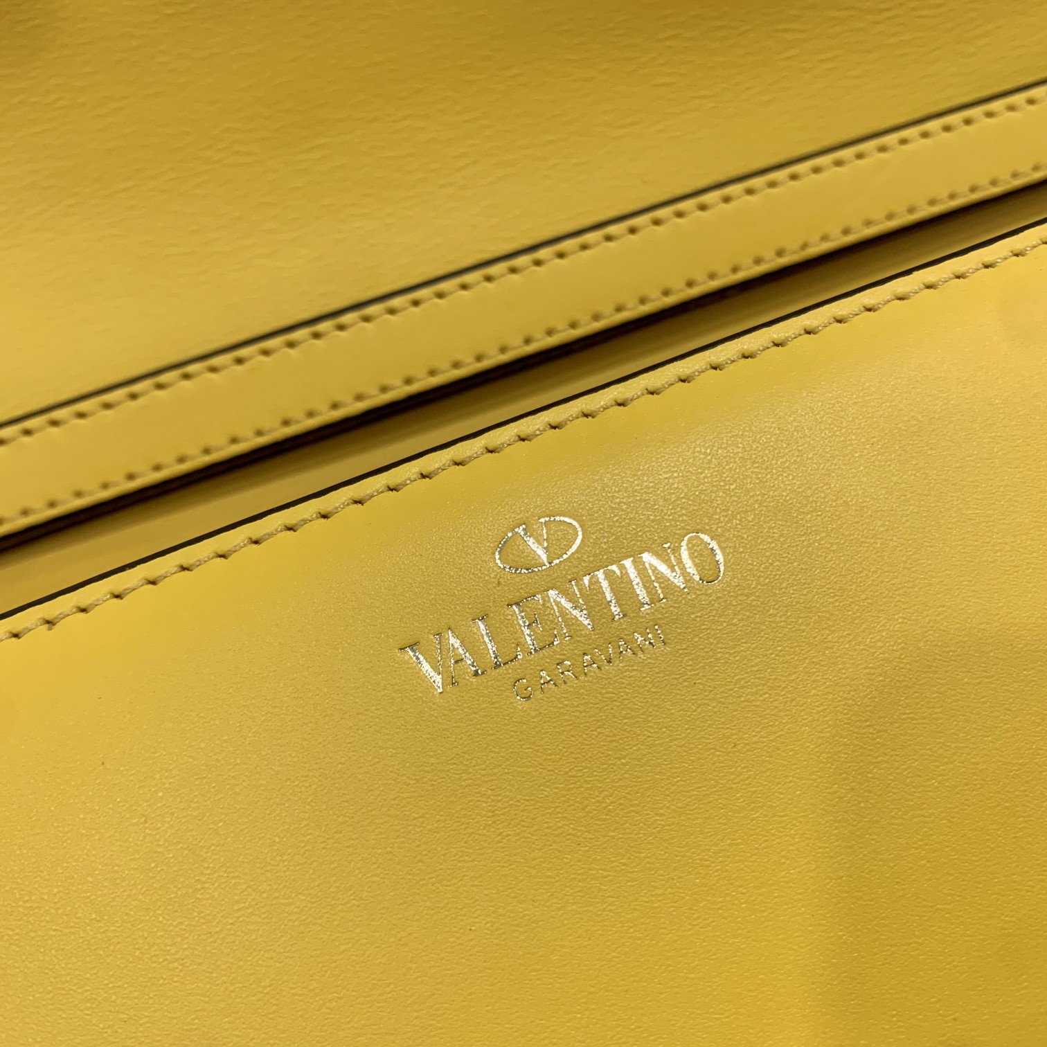 Valentino Garavani Locò Shoulder Bbag In Calfskin With Metallic VLogo-27*13*6CM