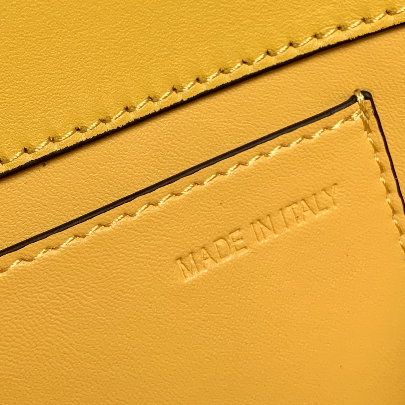 Valentino Garavani Locò Shoulder Bbag In Calfskin With Metallic VLogo-27*13*6CM