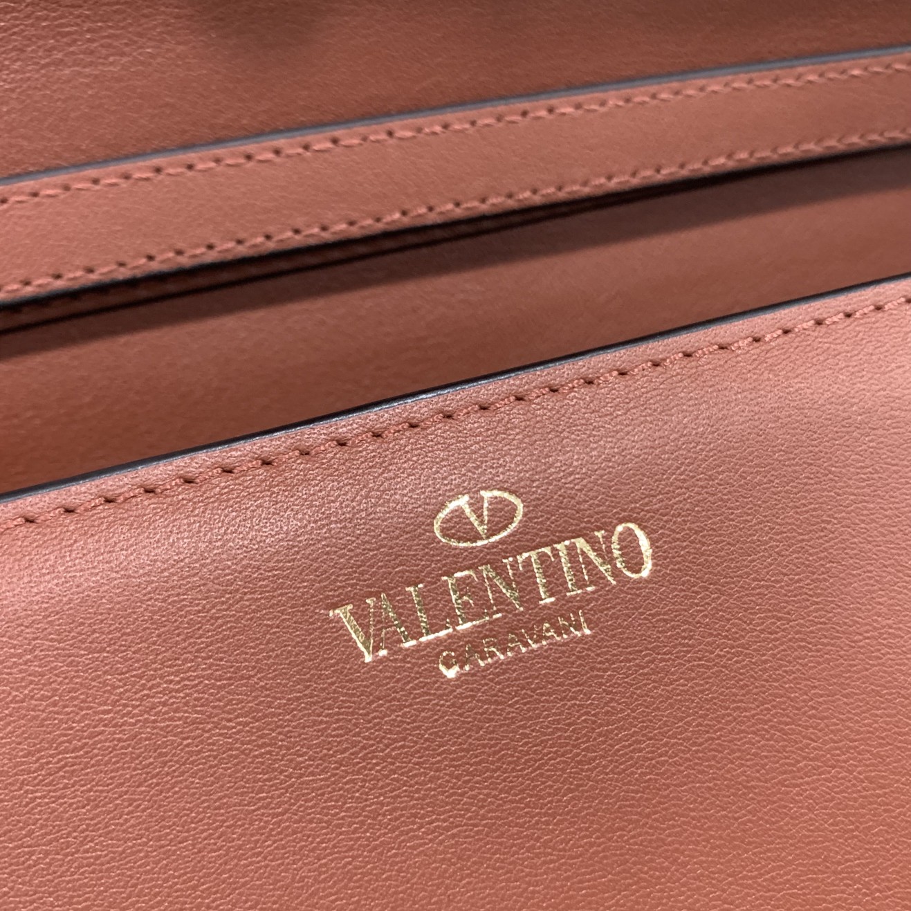 Valentino Garavani Locò Shoulder Bbag In Calfskin With Metallic VLogo-27*13*6CM