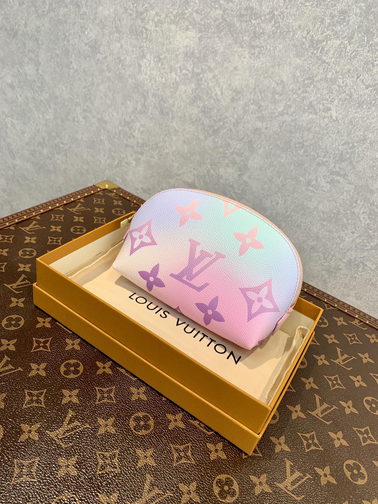 l**is V*t*n cosmetic bag-19*12*6cm