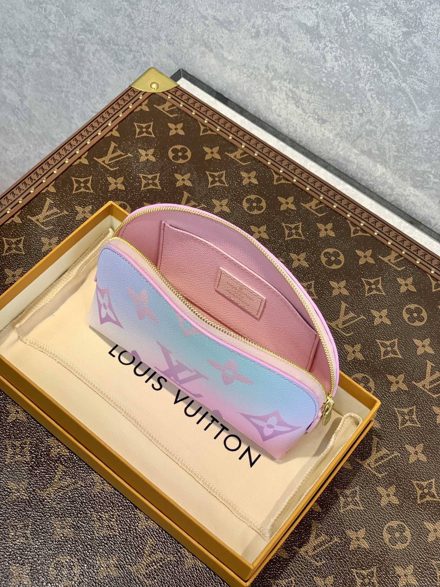 l**is V*t*n cosmetic bag-19*12*6cm