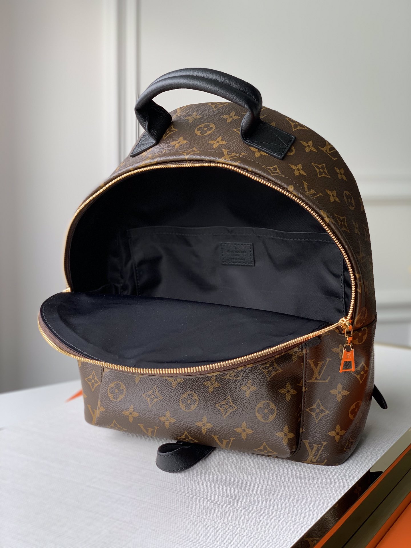 l**is V*t*n mm backpack-28*33*16cm