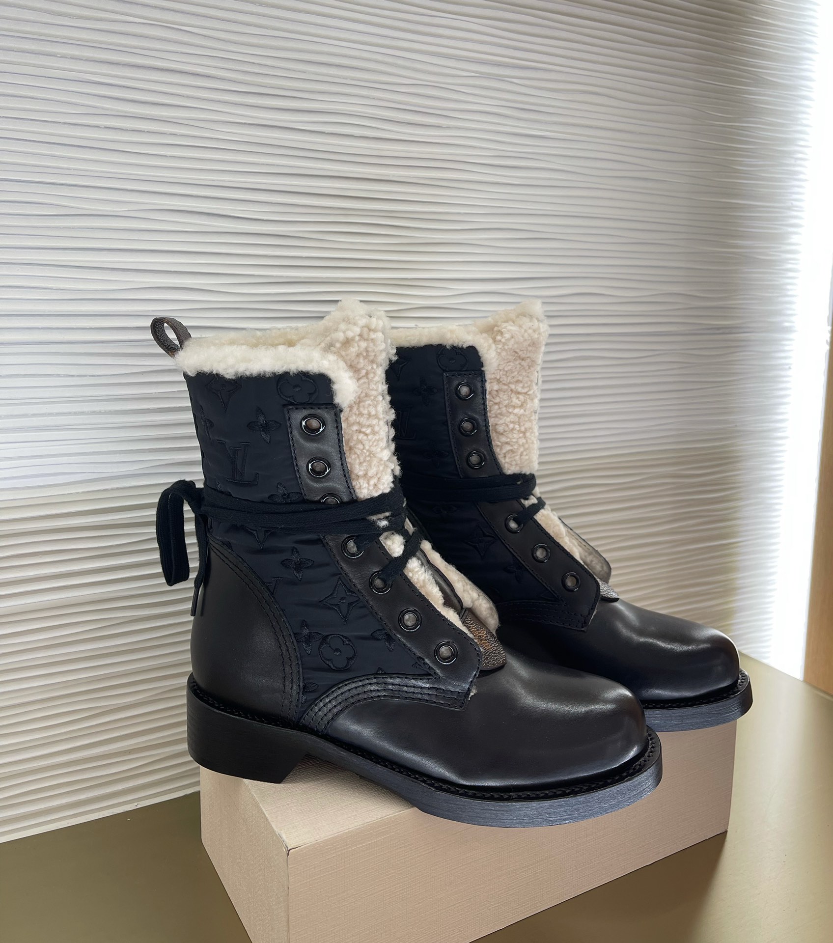 l**is V*t*n boots