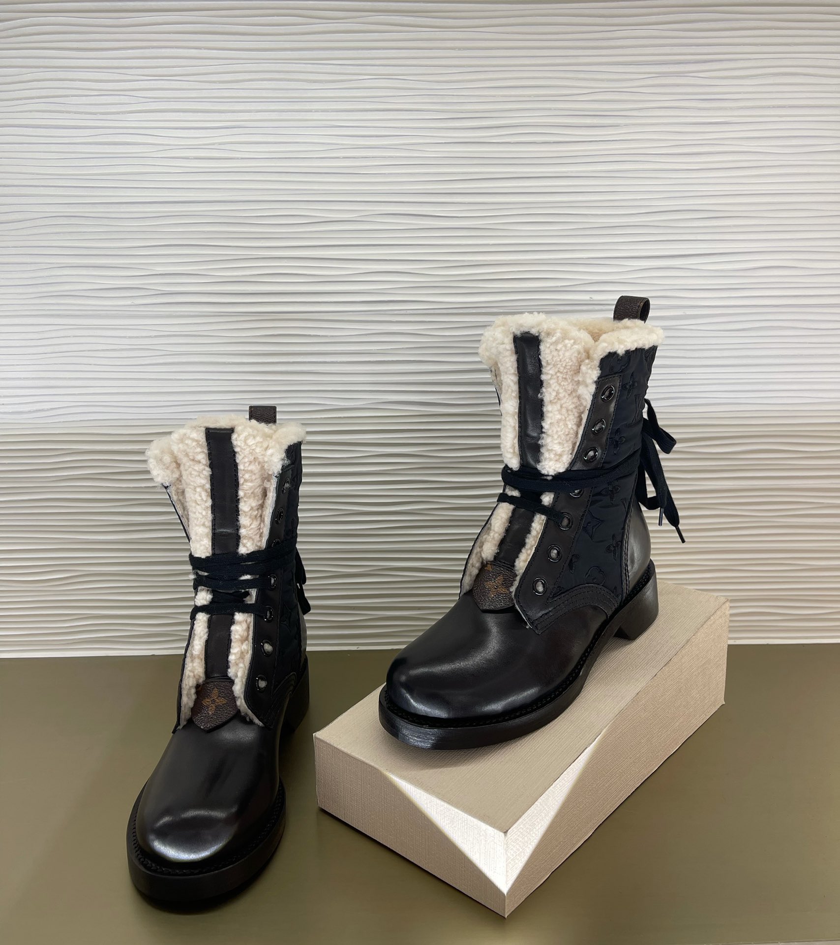 l**is V*t*n boots