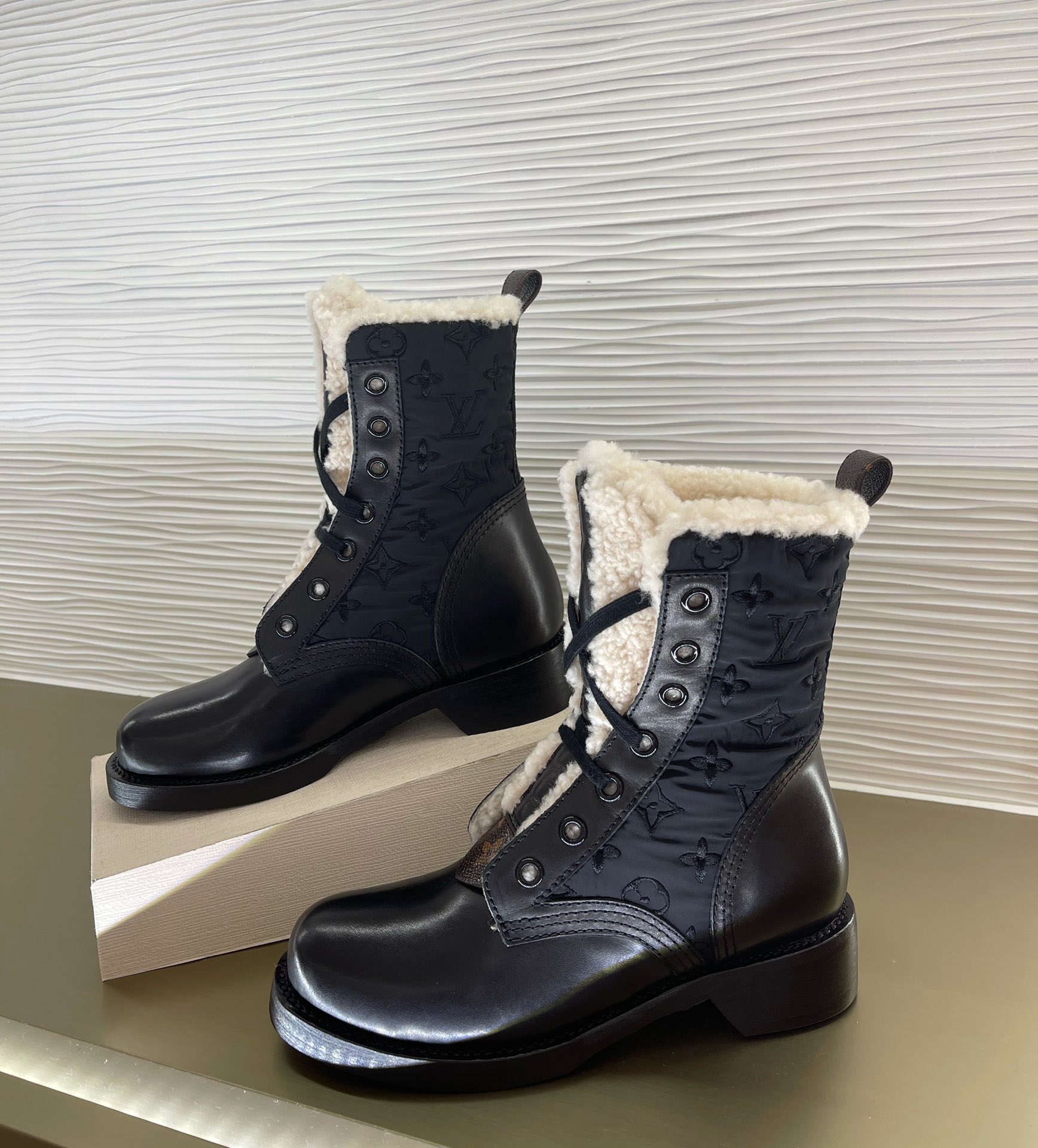 l**is V*t*n boots