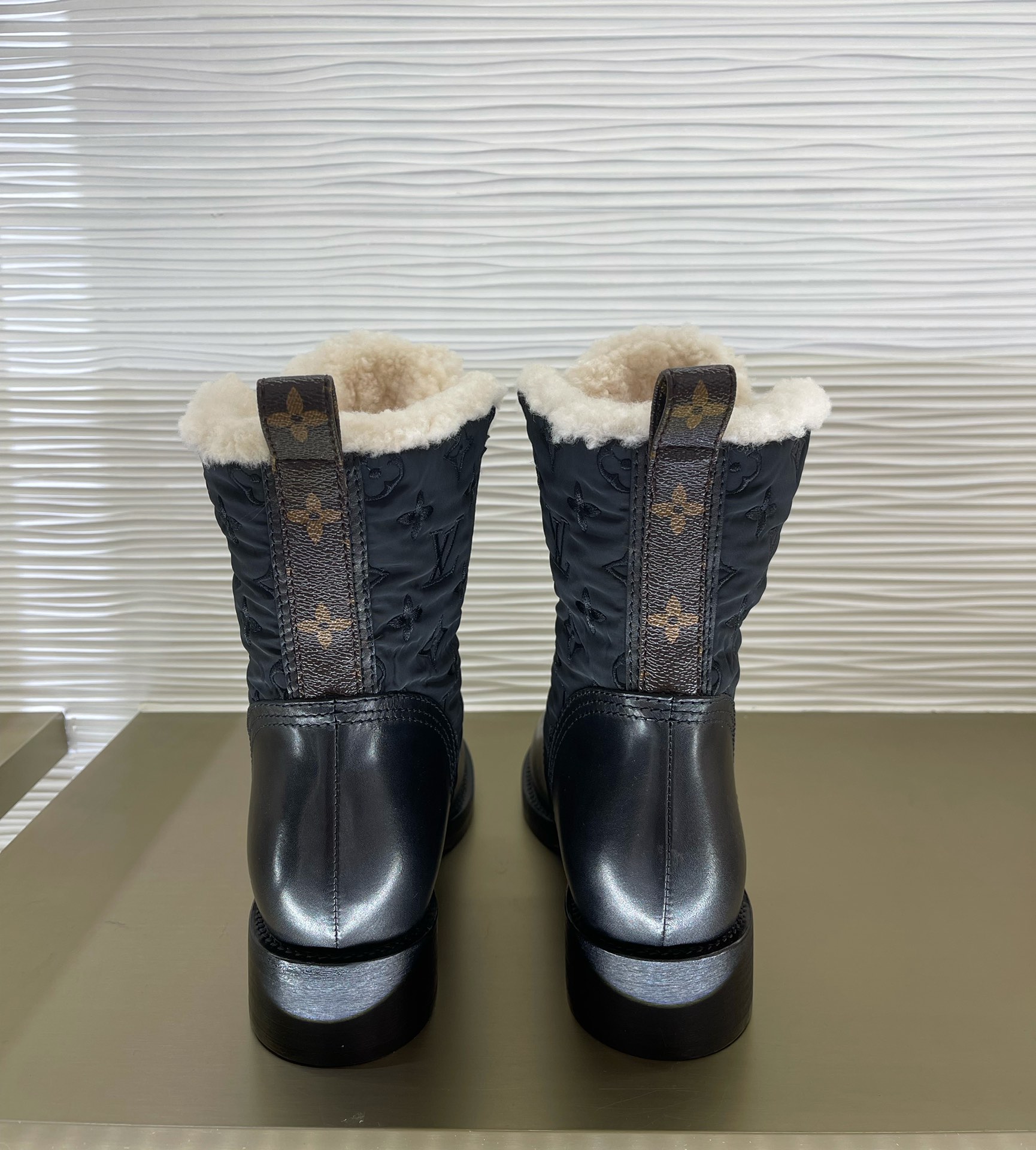 l**is V*t*n boots